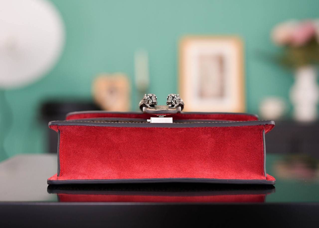 🥯GG。 Dionysus系列经典酒神 钻扣红色25cm 正品售价¥24.000 新尺寸设计一出来让人拍手叫绝 GG的设计师真的太懂女人了 从前纠结大号太大小号太小的姐妹，这会可以冲了 最新的酒神钻扣新款虎头镶嵌上了施华洛世奇水晶钻，整个包洋气时尚特别气质 而且改良后的包身自重很轻，尺寸大小很完美 官方款号 499623 尺寸：25x13x7cm