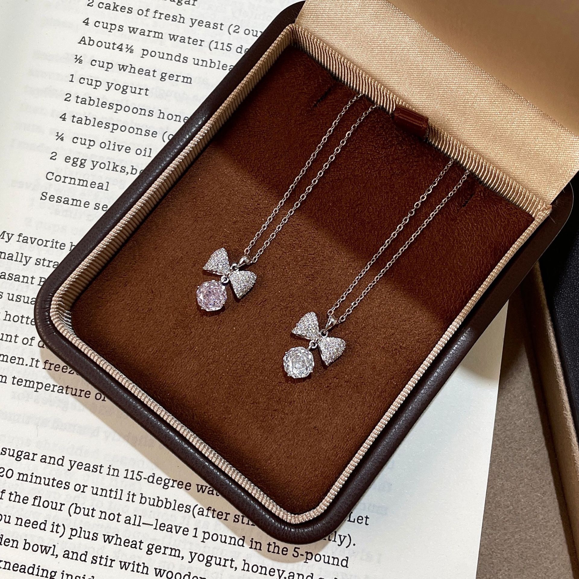 蝴蝶结玫瑰切项链