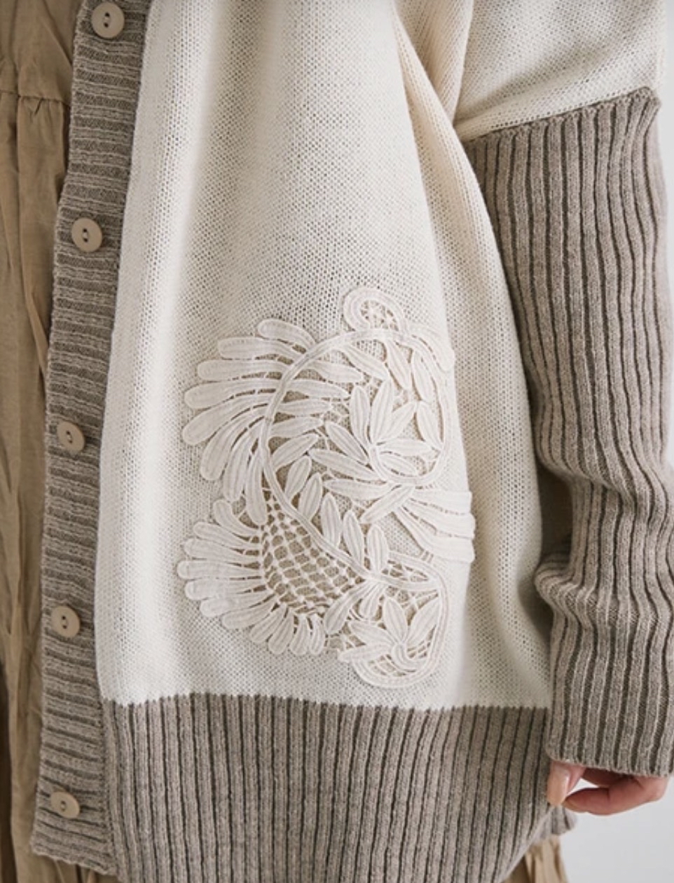Brill 撞色刺繡V領針織開胸衫