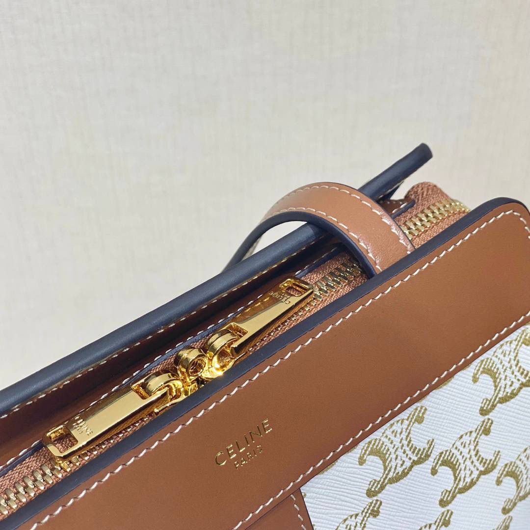 🔥大货实拍图 𝗖𝗘𝗟𝗜𝗡𝗘 ♥ 𝗧𝗘𝗘𝗡 𝗖𝗔𝗕𝗔𝗦 𝗗𝗘 𝗙𝗥𝗔𝗡𝗖𝗘 当季限定款💁‍♀️不会经常撞款的幸运锁包。型号：191992 尺寸：19*16*11cm