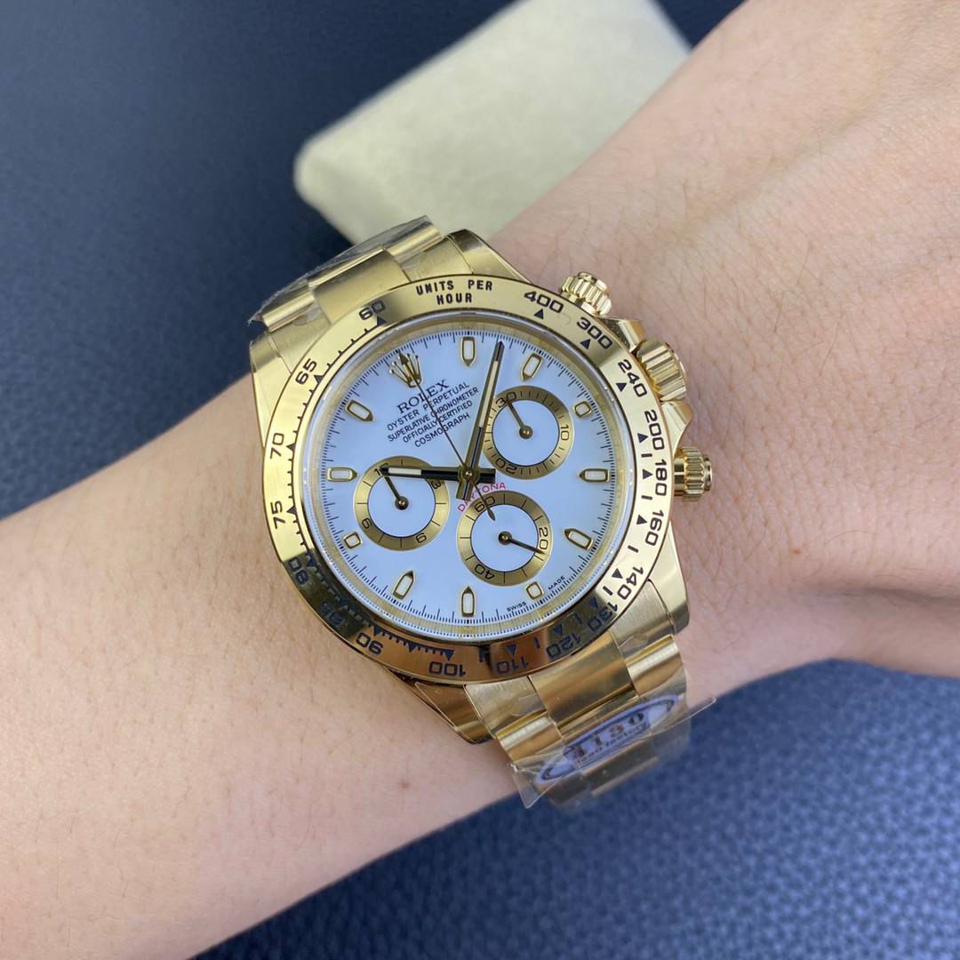 clean/C厂116508全金象牙迪通拿款式合集1.本次推出的是全金迪通拿 2.搪瓷黑面表盘0色差，钻石使用平替莫桑石，火彩效果不亚于真钻，不是劣质锆石。 3.表盘部分也是使用3段式拼接头粒，全部散件电镀。 4.表圈部分的字体粗细，以及最重要的，黑色填油是和原装一样的，磨砂质 感。这也是唯一一个做到的，后续发细节图又对比。 更多细节可以仔细看真假对比图🤟🏻💯