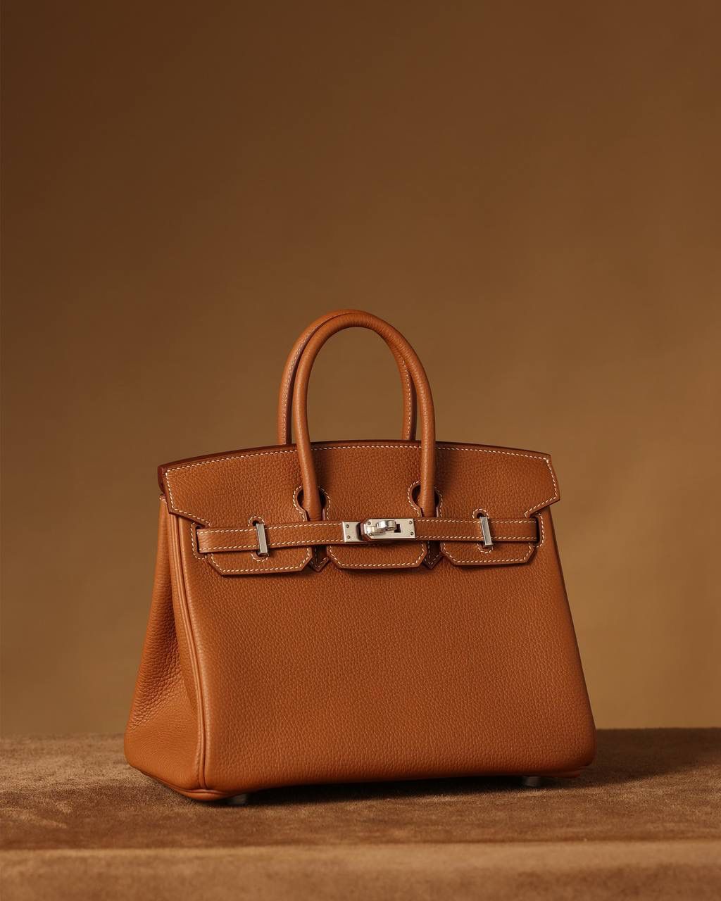 Hermes 爱马仕 Birkin25cm 金棕银扣👜✨ Birkin 独家渠道货 独家欧洲原厂皮原厂五金组装的ZP尾单货 尺寸：20 X 25 X 13CM 尺寸：22 X 30 X 16CM Birkin我们采用的是进口原厂Togo真皮，什么是Togo皮呢？ Togo皮：最经典的Birkin用皮。表面是均匀的颗粒状，类似荔枝纹，有光泽。皮质较硬，容易保持包包的形状，相对较轻，触感比较柔软，耐磨耐用； 我们用的是纯原、原厂皮就是和原版专柜一样的皮！