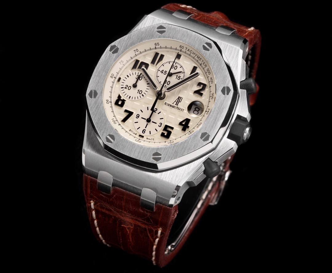 🚀皇家橡树离岸型26400/26238/26470系列正式登场！款式最全，做工最好的爱彼计时款腕表来了，有做工好的顶级货😍💯廉价的小厂货就别去考虑了！ 1，机芯采用12位小秒的定制版3126计时机芯，完美还原原版所有功能。经过精密打磨，大大加强了其稳定性。 2，其中碳纤维系列表壳采用全新碳纤维复合材料——「Carbon TPT® B.4」打造，这种高科技材料比常规 Carbon TPT® 密度提高4%，纤维硬度提升15%，树脂强度提升30%，材料结构经过各项异性优化，保持轻盈同时无比坚韧，提供迄今最强的抗冲击性能。 3，字面颜色均采用目前最先进电镀技术，非几年前的简单喷漆技术。每一个巧克力格纹装饰，通过CNC级别打磨，无限接近原版。 4，同步原版搭载微微活动头粒，胶带采用进口氟橡胶材质，皮带采用美洲鳄鱼皮材质，更加耐磨耐造。