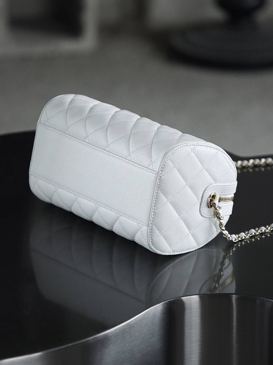 25P迷你保龄球鑒定版👜 一包一碼 支持全球鑒定查驗身份證原廠專G Hass皮料過關清單資料可査詢 25P春夏季的黑馬波士頓保齡球！ 時尚就是經典的輪回，保齡球圓筒的造型超可愛！ 包身圓潤流暢的線條，既保留了復古韻味，又融入了現代時尚感！ 五金：厚鍍14K淡金扣 皮料：Hass中球纹牛皮 尺寸：11.5*18.5*11cm