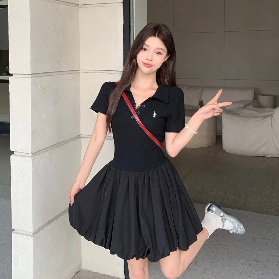 B110(6933) 韩系甜美风蕾丝花边翻领小兔子刺绣拼下摆花苞边黑连身裙