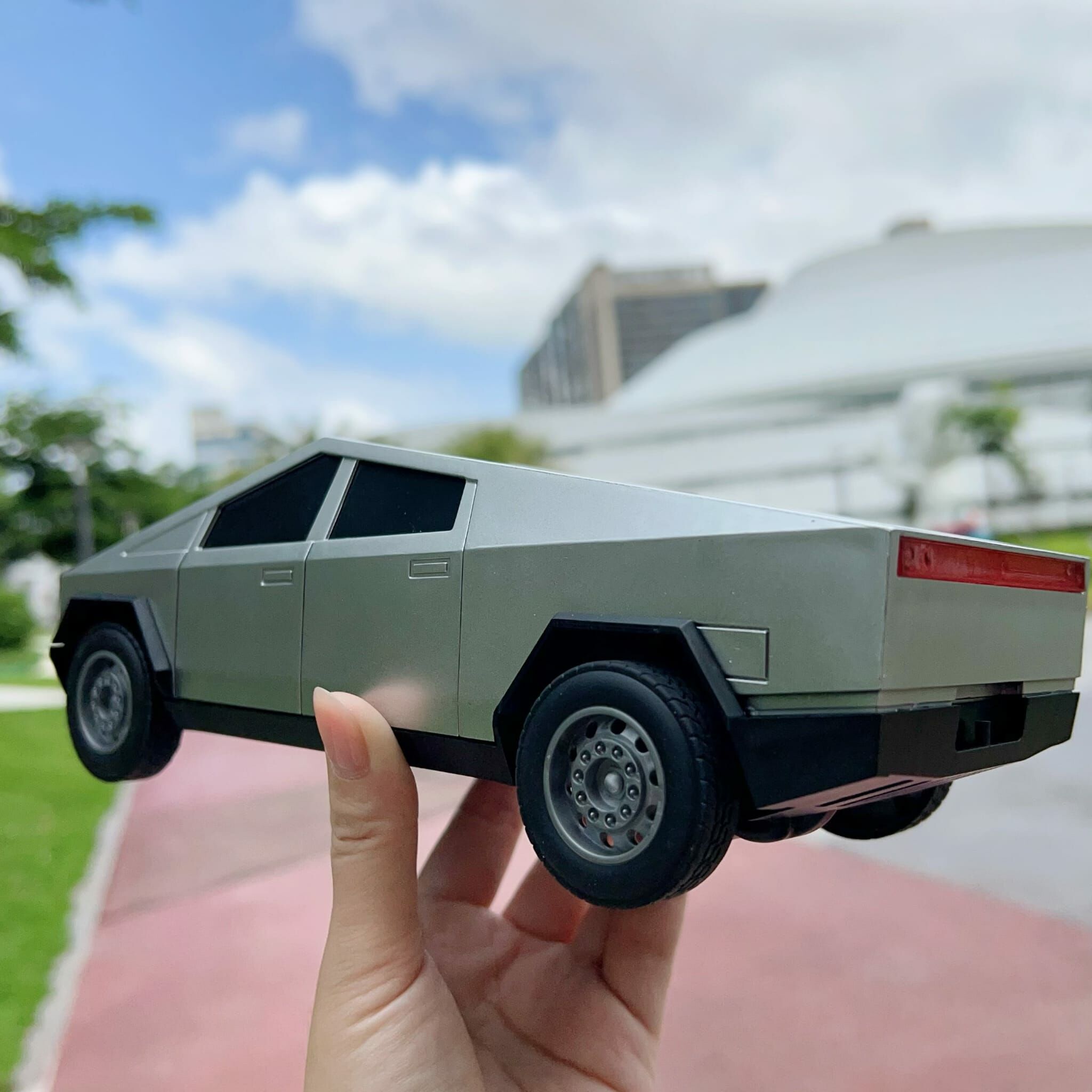 Tesla Cyber​​ Truck 同款科幻電動遙控車- 1件 現貨