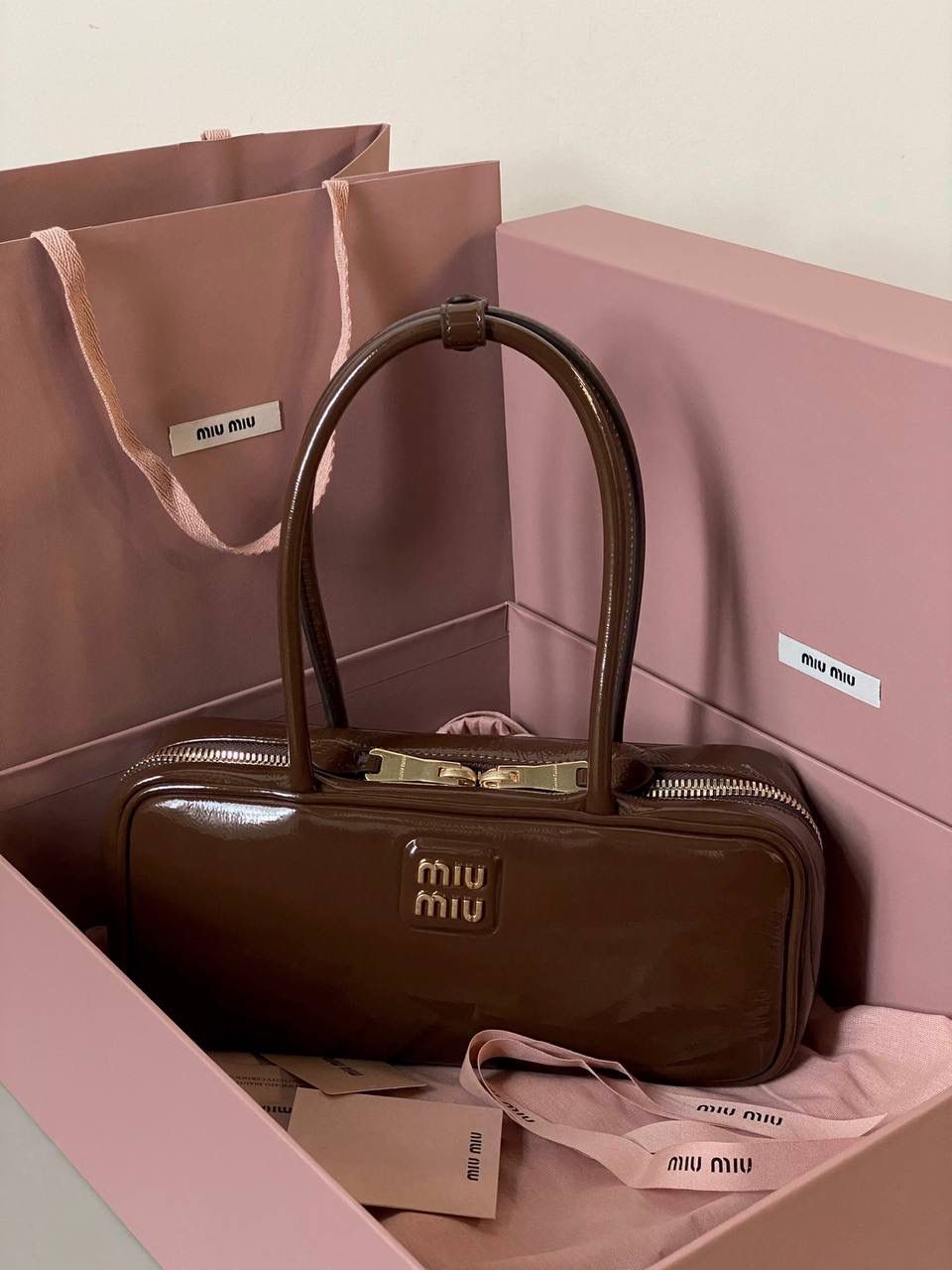 🈶漆皮紫檀木色 𝗠𝗶𝘂𝗠𝗶𝘂保龄球| 新面料来啦 漆皮色泽光亮自然饱满～ 皮面透着的皱纹仿佛湖面上的水波纹 无论视觉还是手感，质感都很绝！ 27×12×8cm，#F0011m