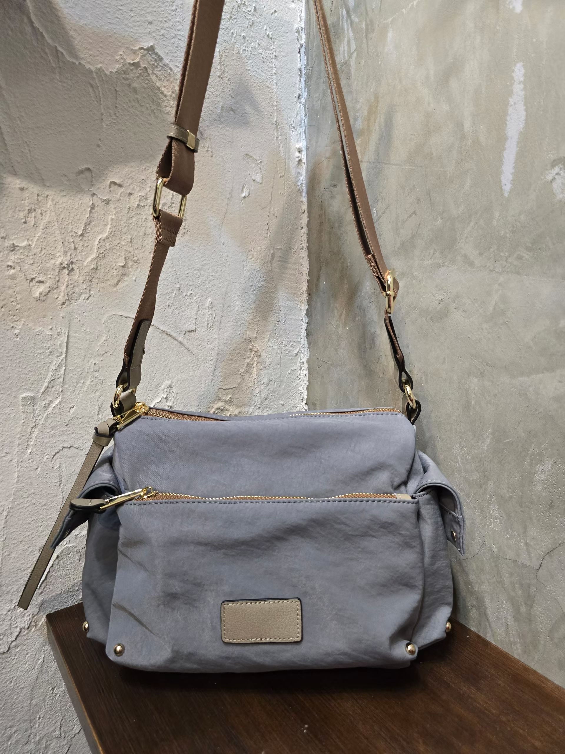 跣水料拼皮實用手袋