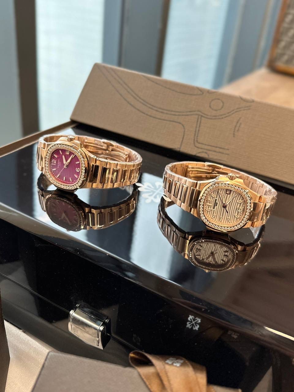 百达翡丽【最薄版本】夏日将至，轻薄凉爽 重金打造天花板PP鹦鹉螺7010系列！😍💯 原版尺寸：32mm直径，6.9mm厚度。搭载瑞士进口石英机芯。此款鹦鹉螺女款不仅拥有男表的优雅运动风格，还增加了几分柔美、使得女装腕表更加个性时尚，也是当下最热门的PP女士腕表之一！表壳316精钢镶钻46颗明亮式奥宝水钻，6.9厚度真正做到薄如蝉翼，整表真空颅内白金及玫瑰金双色任选，带来非凡触感与视觉享受，呈现璀璨光泽！