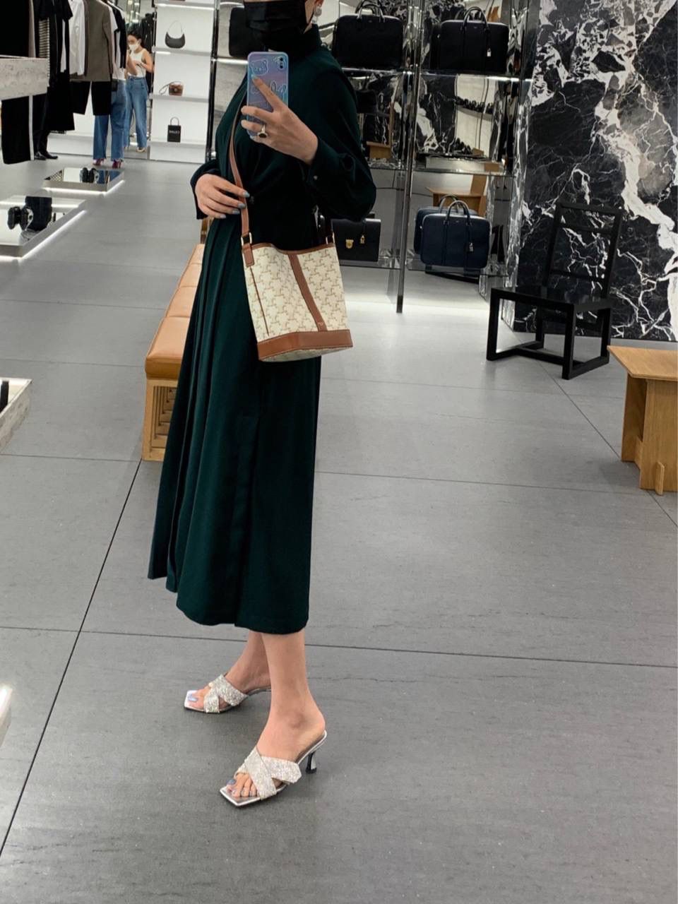 🔥大货实拍图 𝗖𝗘𝗟𝗜𝗡𝗘♥𝗧𝗥𝗜𝗢𝗠𝗣𝗛𝗘 𝗖𝗔𝗡𝗩𝗔𝗦小号水桶 型号：191442 尺寸：30*22*13cm。 小个子女生也能轻松hold住的水桶包🧡