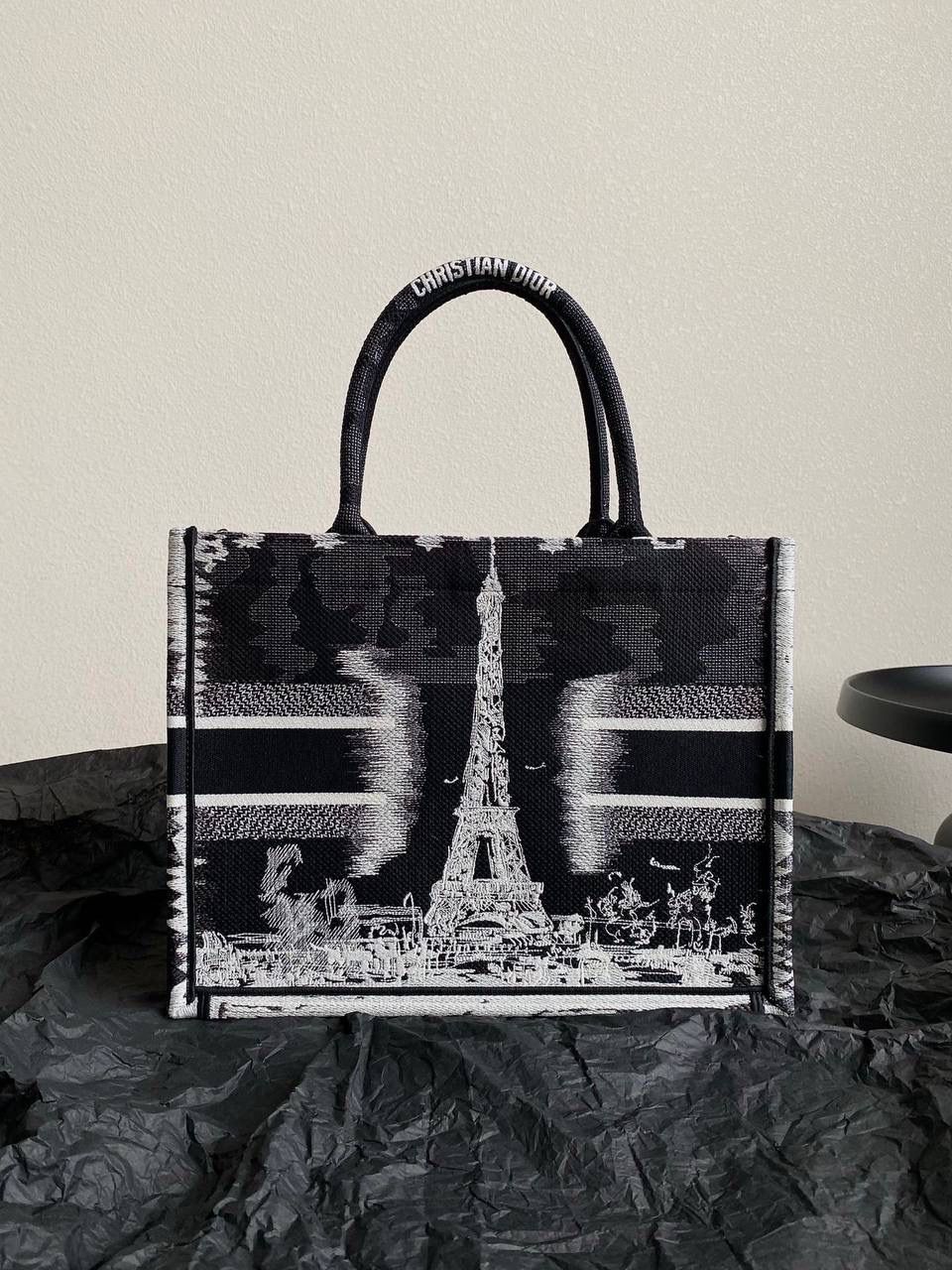 🈶黑色中号 𝗖𝗗 𝗕𝗼𝗼𝗸 𝗧𝗼𝘁𝗲 24夏季"巴黎铁搭" 说实话，近年来花卉系列有点看乏看腻的 请你们一定看看这一只，新的炙热款！！🔥😍 本季主打的Dior与埃菲尔铁搭的浪漫邂逅，惊艳了全网 真真实实绣在整个包上，砖柜超级难抢的！ 黑白色调干净利落，复古又神秘的法式浪漫🖤 那种高定视觉，沦陷了！沦陷了！ 行走的巴黎街头很是时髦，我先冲了！ 36×27×16cm