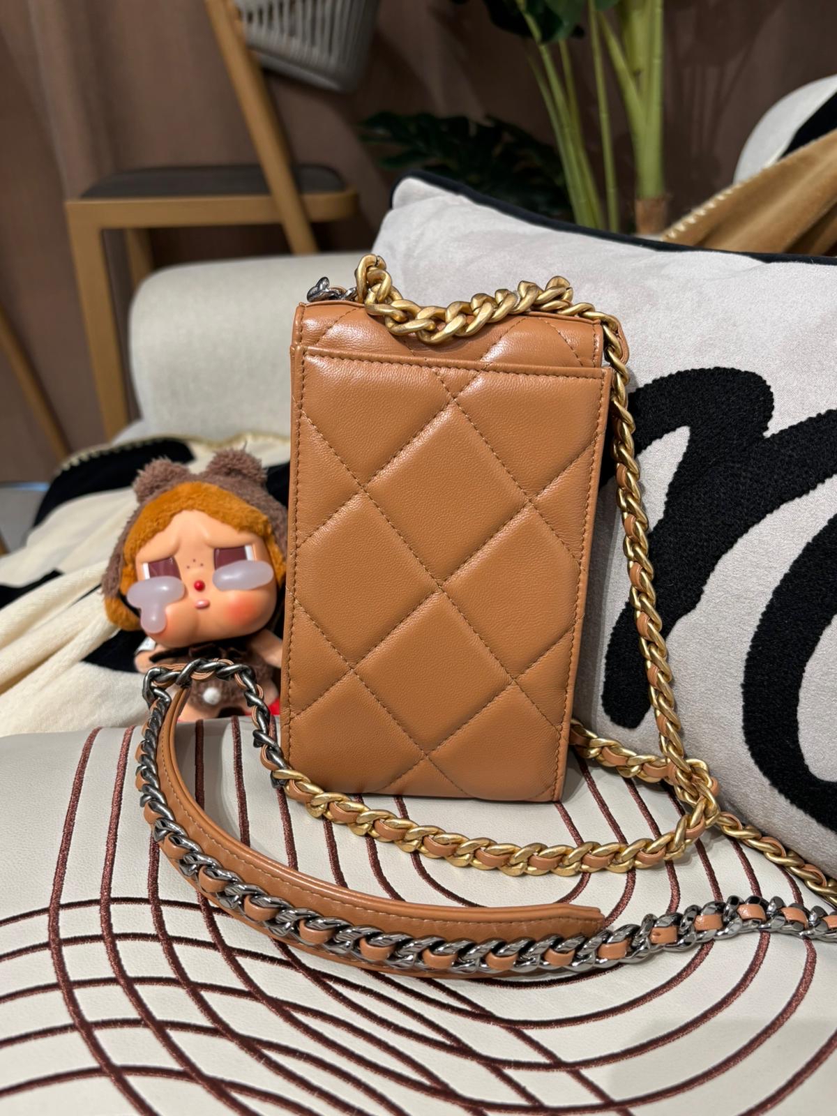 Chanel 19 clutch with chain phone woc 100%Authentic ,98%new ✅專門店收據✅晶片✅dust bag✅box 