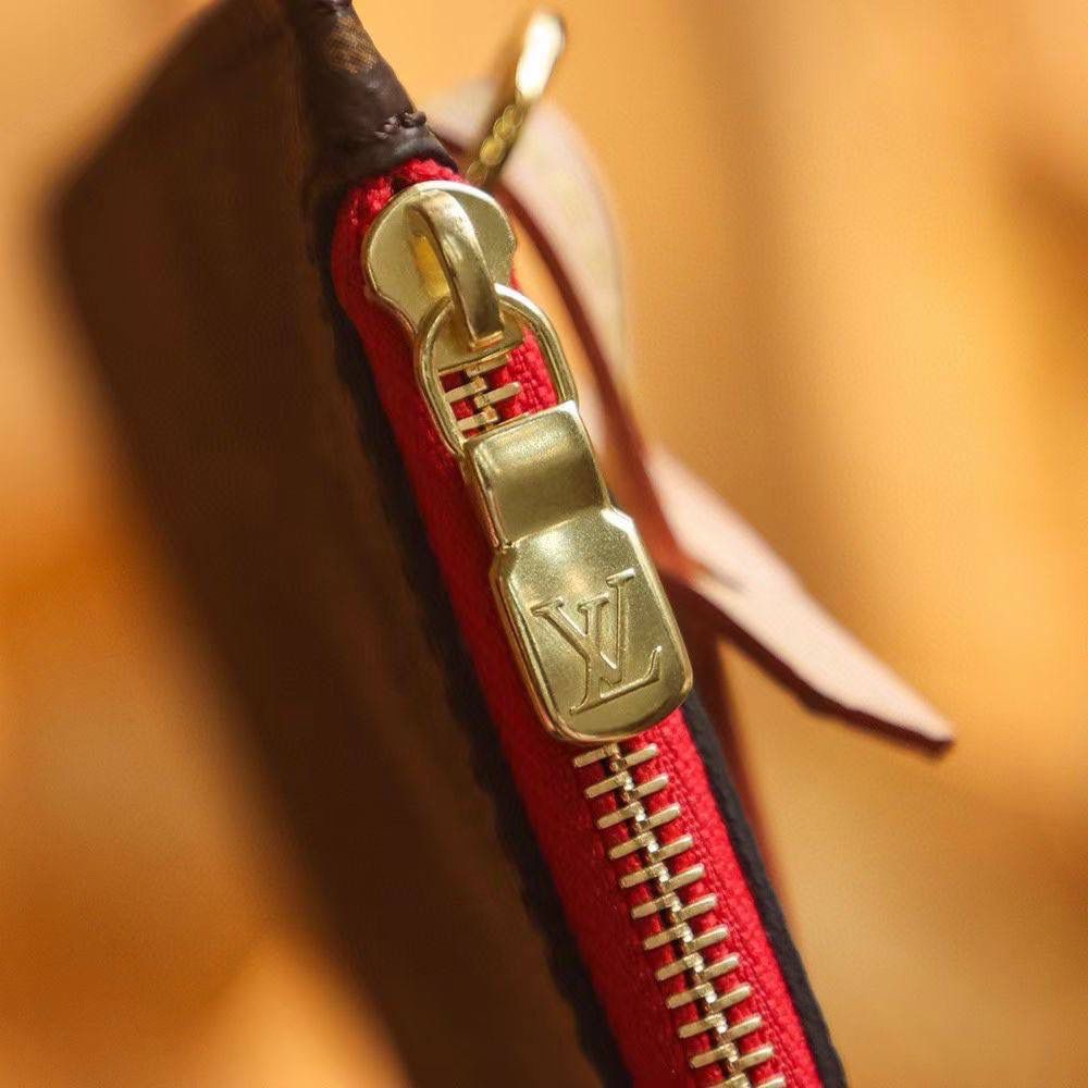 LV Neverfull 购物袋 👜✨ 特级老花 红里 ❤️ LV 最新款 Neverfull，经典款升级版～包包里面是红色内衬，看起来更高级更亮眼 ✨内袋重新设计，用清新布料，加一点复古小细节～还附送可拆拉链小包，可以单独拿来当手拿包用，也很方便 🥰 经典 Monogram 帆布，配红里，真的很好看 💯 📏 中号尺寸：32 × 29 × 17 cm