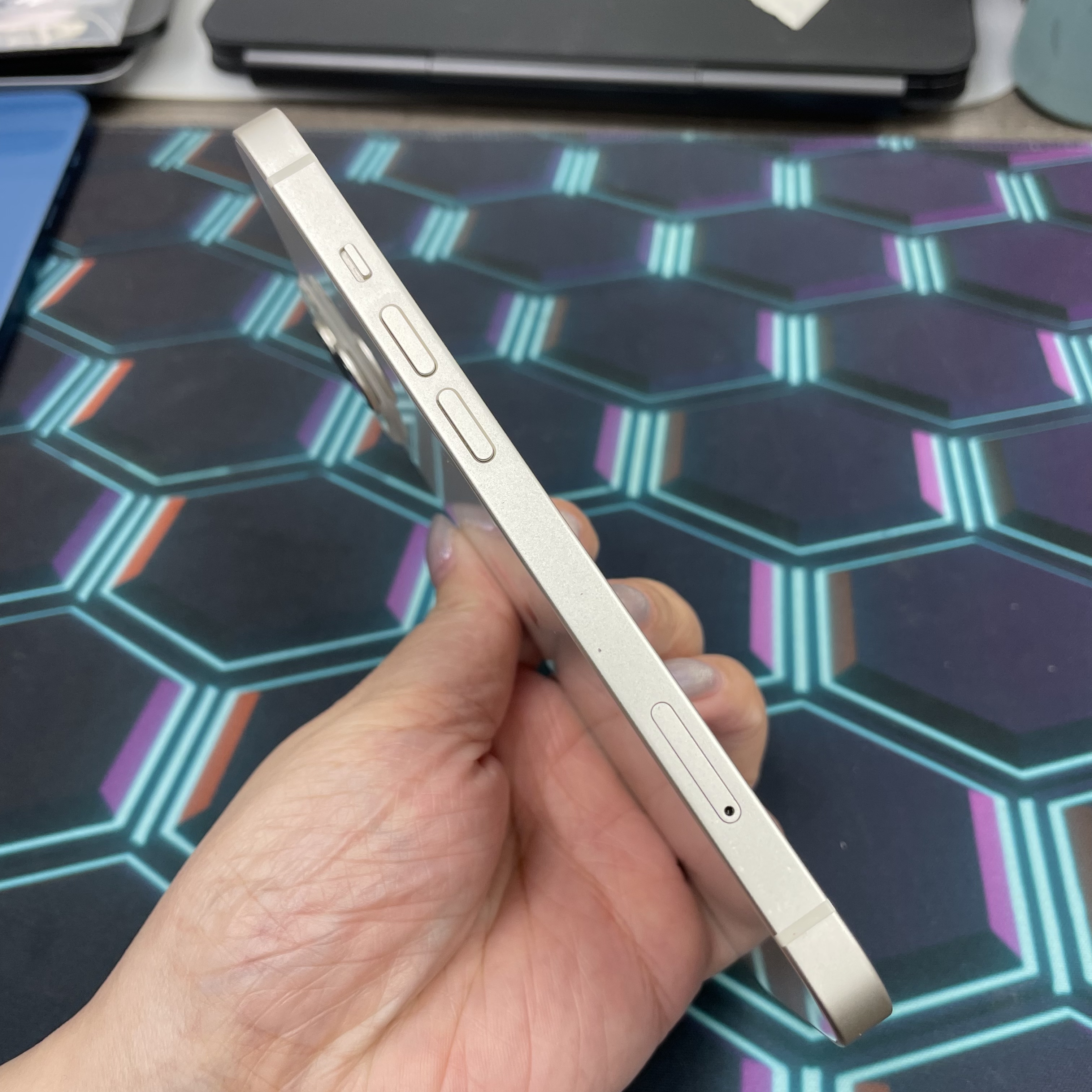 *6990 13 勁靚機 256GB 電79 白色 white