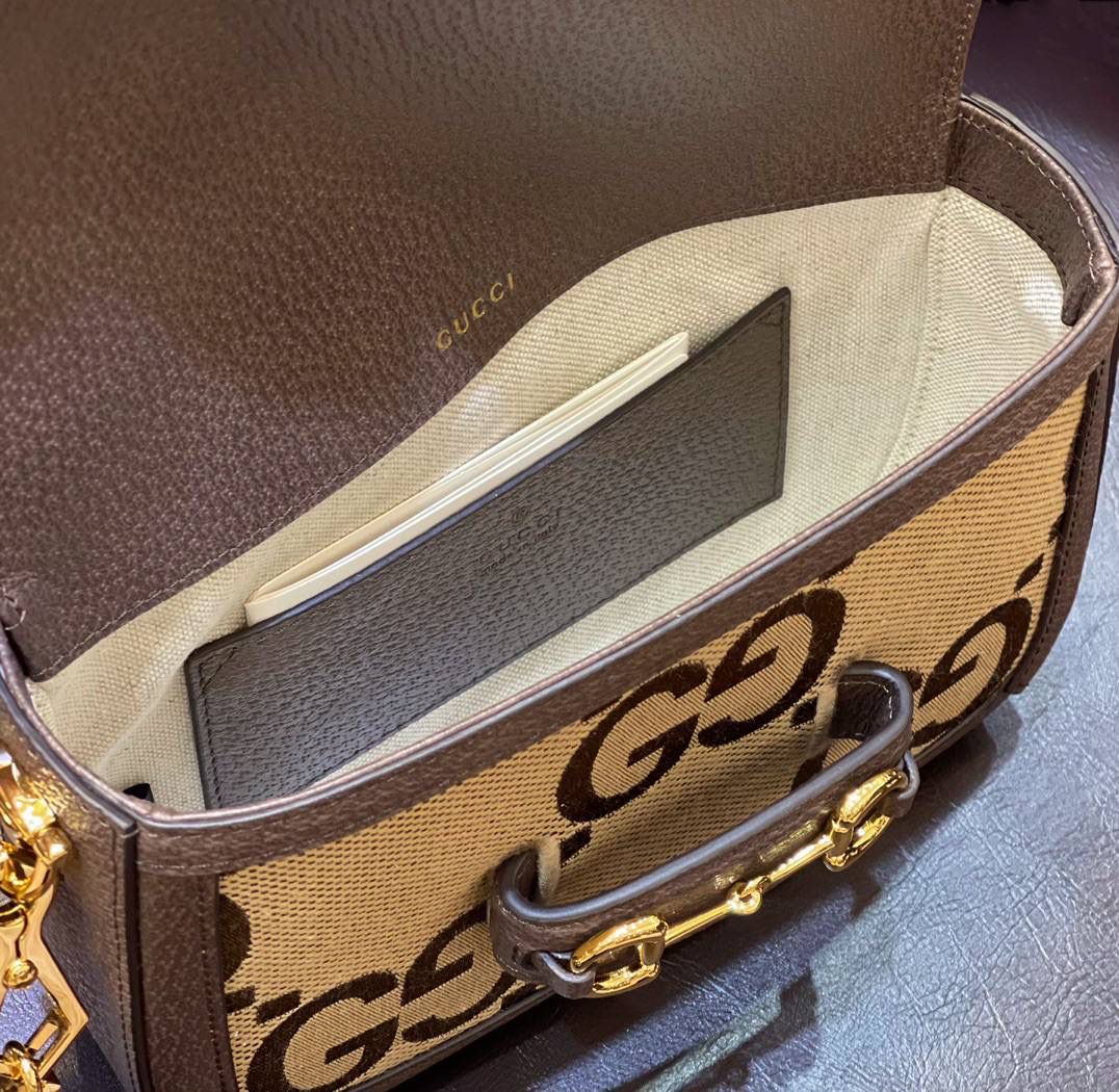 ✈️✈️✈️🔥𝙃𝙤𝙧𝙨𝙚𝙗𝙞𝙩 帆布马鞍包# ▫️型号：658574 ▫️尺寸：20.5*14.5*5cm 稳稳的马衔扣、出一个火一个🔥 mini马鞍包更为无敌友好的Size～采用原厂牛皮搭配G花帆布➕全铜五金，品种绝了❗️青春活力.最牛B的超贴心设计两条肩带任意搭配！正品打版，实在太屌了❗️不后悔系列闭眼剁手买.