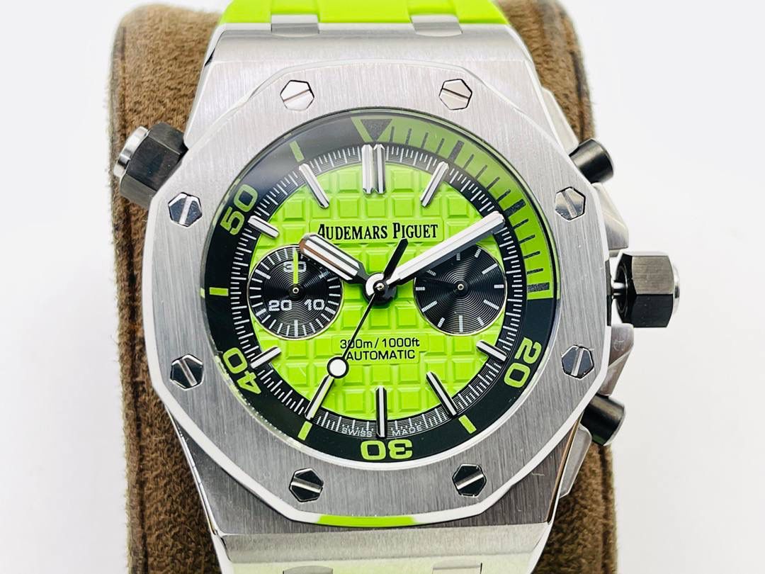 爱彼A P皇家橡树系列水果腕表！ 型号：26703 跑秒计时自动机械男表！搭载原版cal.3124机芯 直径：42MM！ 1⃣️表壳材质选用的904L精钢，经过CNC一次成型锻造了42MM的表径，表壳在经过拉丝工艺多次打磨抛光后做到了无懈可击，包括螺钉也一致还原！ 2⃣️表盘字面格纹错落有致，立体感很强。刻度线粗细程度以及长短均与正品保持一致。条钉时标内部填充超强夜光材料。两组小圆盘对称分布，就像两只小眼睛。盘面内有一圈一圈的放大环，细节处理很到位。 3⃣️橡胶表带表面的磨砂质感很强.采用无味不沾灰尘的进口橡胶，只为提高佩戴的舒适感！ 4⃣️前后玻璃都采用蓝宝石水晶镜面玻璃，镜面通透性也很强。这款腕表采用3124机芯，做到了外观和正品的极其相似，走时精准稳定！