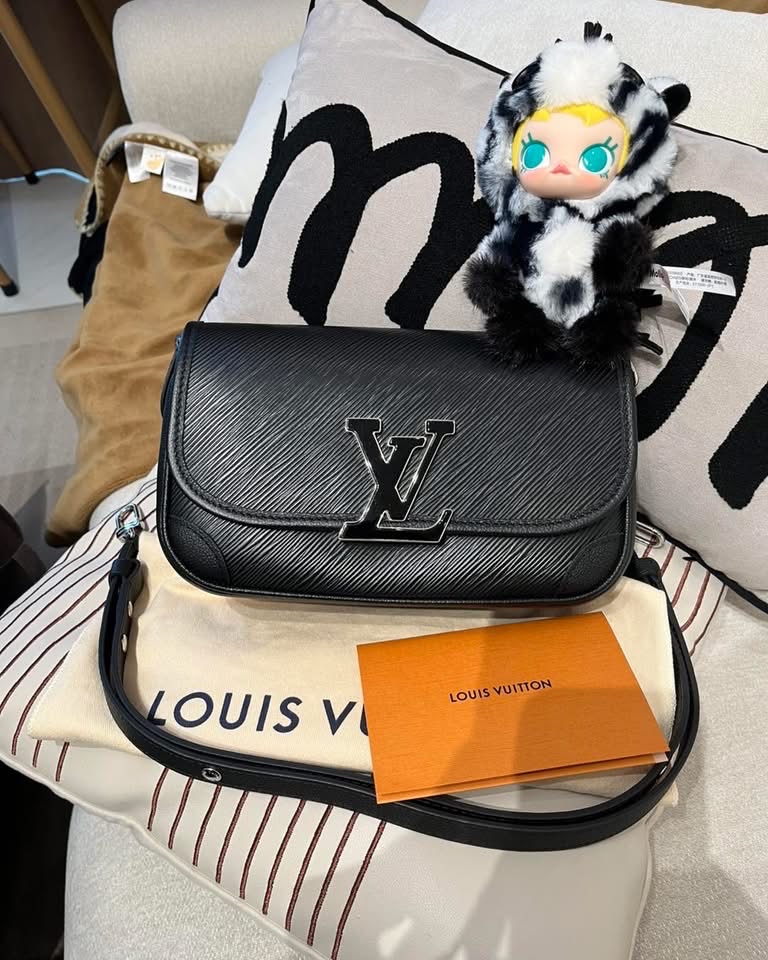 Lv buci crossbody bag M59386 100%Authentic,98%new ✅香港專門店收據✅NFC✅dust bag