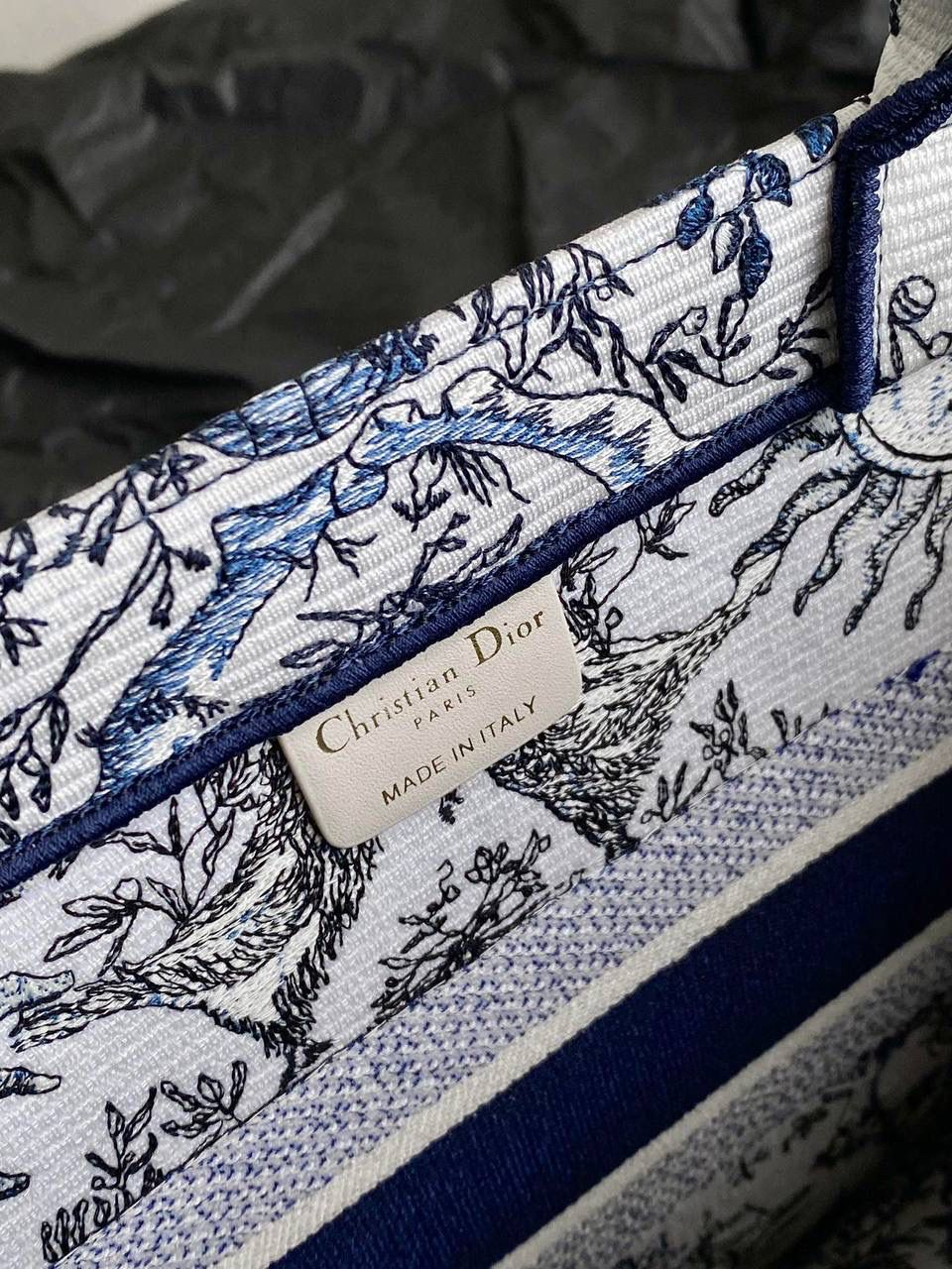 🈶蓝白中号 𝗖𝗗 𝗕𝗼𝗼𝗸 𝗧𝗼𝘁𝗲 24太阳神阳光茹伊 它有代表春天的玫瑰 夏天的麦穗，秋天的枫叶 以及冬日的枝干🍂 整个太阳也是关于守护的象征 寓意是非常美好的，浪漫且神秘 那种高定视觉，沦陷了！！ 行走在街头很是时髦🌟🌟 36×27×16cm