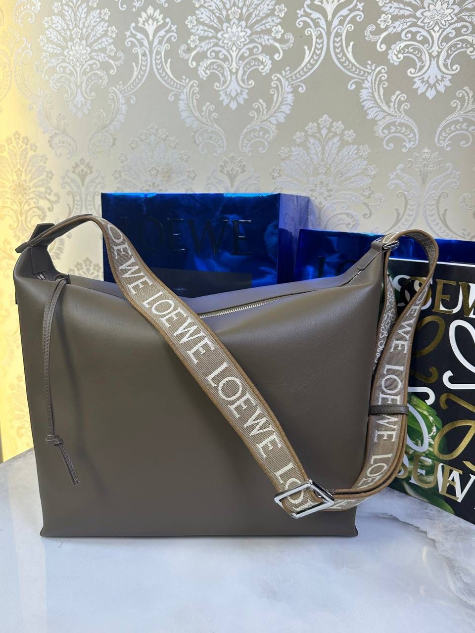 *𝐂𝐮𝐛𝐢 🍓2024最新款 大号斜挎包😎 尺寸:𝟒𝟒-𝟏𝟖-𝟑𝟎cm 编码:062353冬季棕 宽敞且柔软的cubi手袋，光滑细腻，可任意折叠体形，配有Anagram刺绣提花肩带。 肩带可调节，可斜挎或侧背，拉链封口，人字纹棉质帆布衬里，内里可置放13/14寸笔记本电脑~