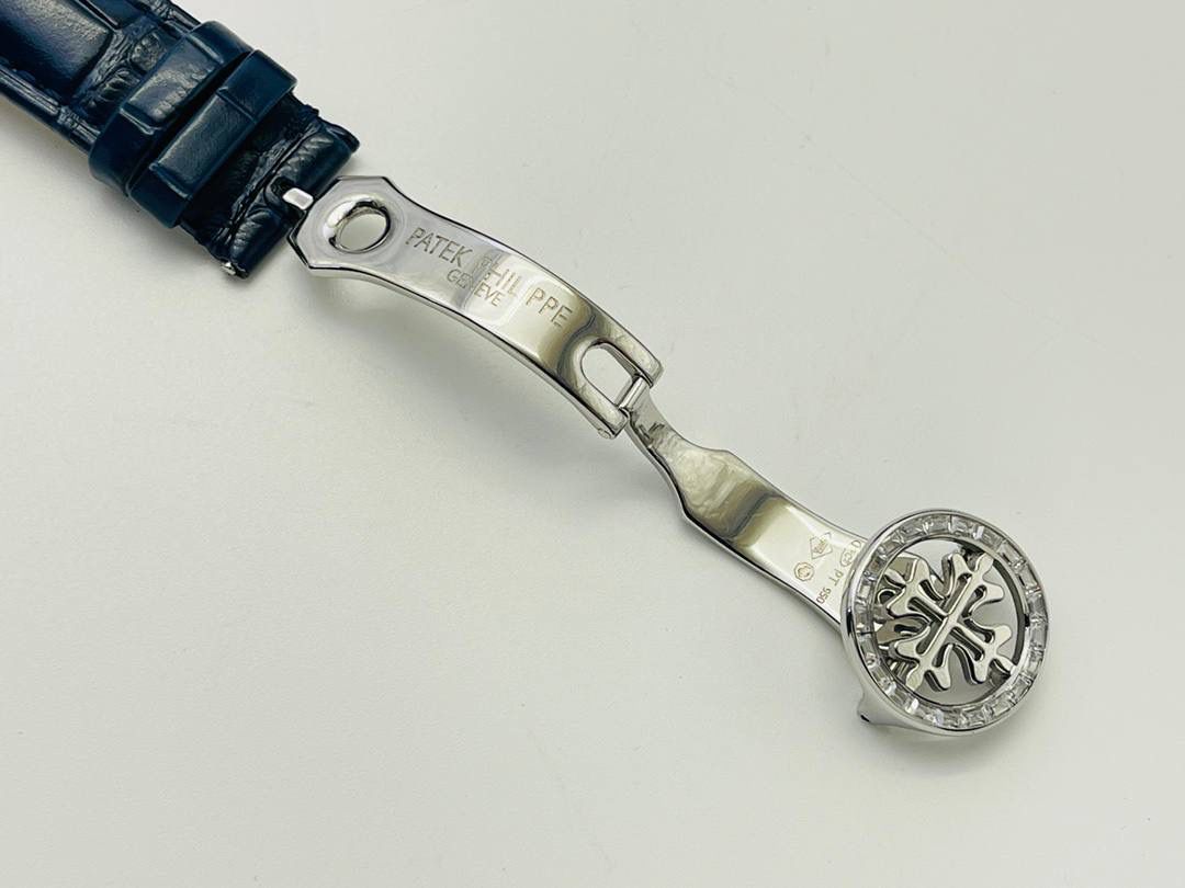 【2022诚意推荐】百达翡丽超级复杂功能系列5073P_010腕表。用心之作，细节方面： 1⃣️突破多层技术瓶颈，机芯型号为CH 29-535 升级版，质量稳定！ 2⃣️尺寸42毫米，与专柜一致。 3⃣️表圈和表耳镶103颗长形钻石。 4⃣️表带搭配意大利头层小牛皮，表扣上镶钻石更显示这块腕表的豪华气质。适合各种商务场合，简敛精致不失优雅！