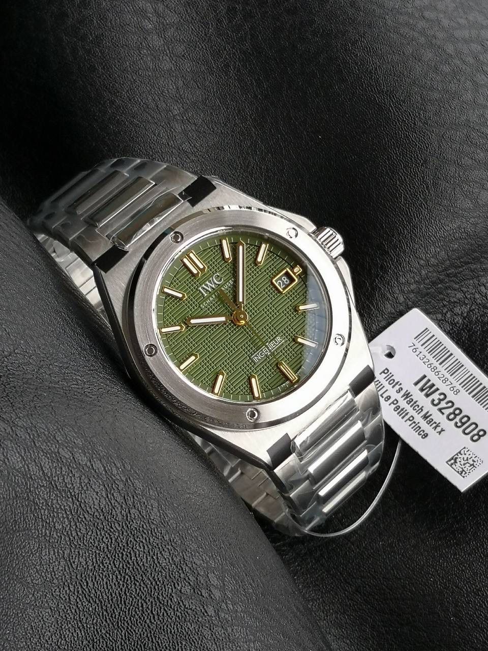 全新工程师自动腕表40 “牛油果”限量款（IW328908），灵感源自《F1®》电影布拉德·皮特佩戴定制表，全球限量1000枚。 采用精钢表壳与表链，“网格”纹饰绿色表盘饰以金质镶贴时标，精妙复刻影片中角色的配色美学。 绿色表盘源于布拉德·皮特的个人标志，搭配“网格”纹理和功能性螺丝表圈，凝练工程师系列的结构语言，致敬IWC万国表与F1赛车运动的长久友谊。