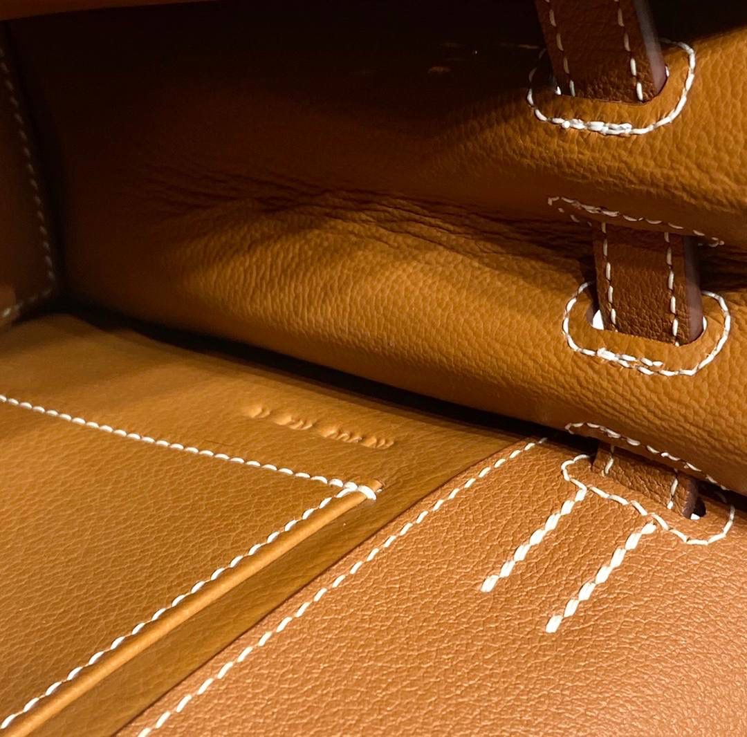 『金棕色·银』 ‘’Kᴇʟʟʏ ᴅᴀɴsᴇ • Evercolor 🎀 时尚圈就是一个圆！ 最厉害的就是六种背法： 斜背、侧背、肩背、腰包、背包、手包 集美们一定要安排起来‼️ 22Cm