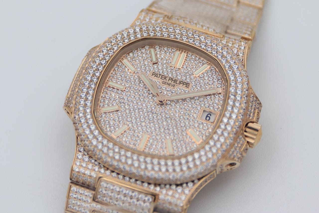 百达翡丽鹦鹉螺满天星V3版。少量到货！！！独家还原正品后镶钻。 全新修正V2版不足的四大细节： 1.表盘上12个条形刻度，根据原装5711字钉开模，效果保持了跟原装一致的黑油条形夜光刻度。 2.全新定制原版324机芯，V3版本机芯摆轮位置与原装一致，CNC数控技术打造机芯夹板，深度洗花和刻字，效果保持了原装应有的细节，机芯结构还原度极高。 3.表带升级还原正品后镶钻侧面表带镶石工艺：挑战难度极高百达翡丽鹦鹉螺侧边镶钻表带R8制表师历练数年多次，尝试过无数种加工工艺，即使再难也有破釜沉舟的心态，如今终于大功告成，还原正品后镶钻效果，是目前唯一可以做到表带侧边镶钻工艺。 4.指针升级：秒针中心点升级为针轴秒针。 （让你体验最奢华百达翡丽鹦鹉螺）