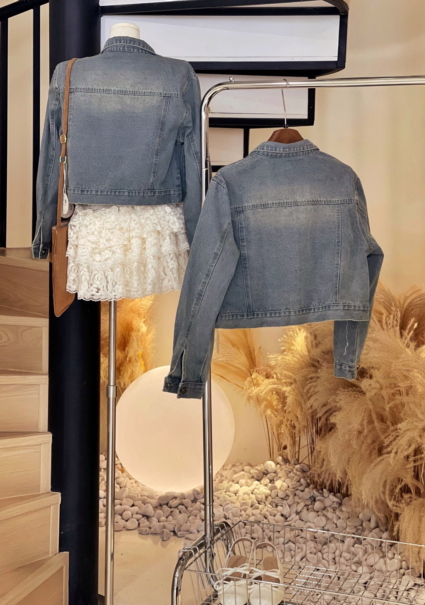 有两只狗狗的牛仔外套