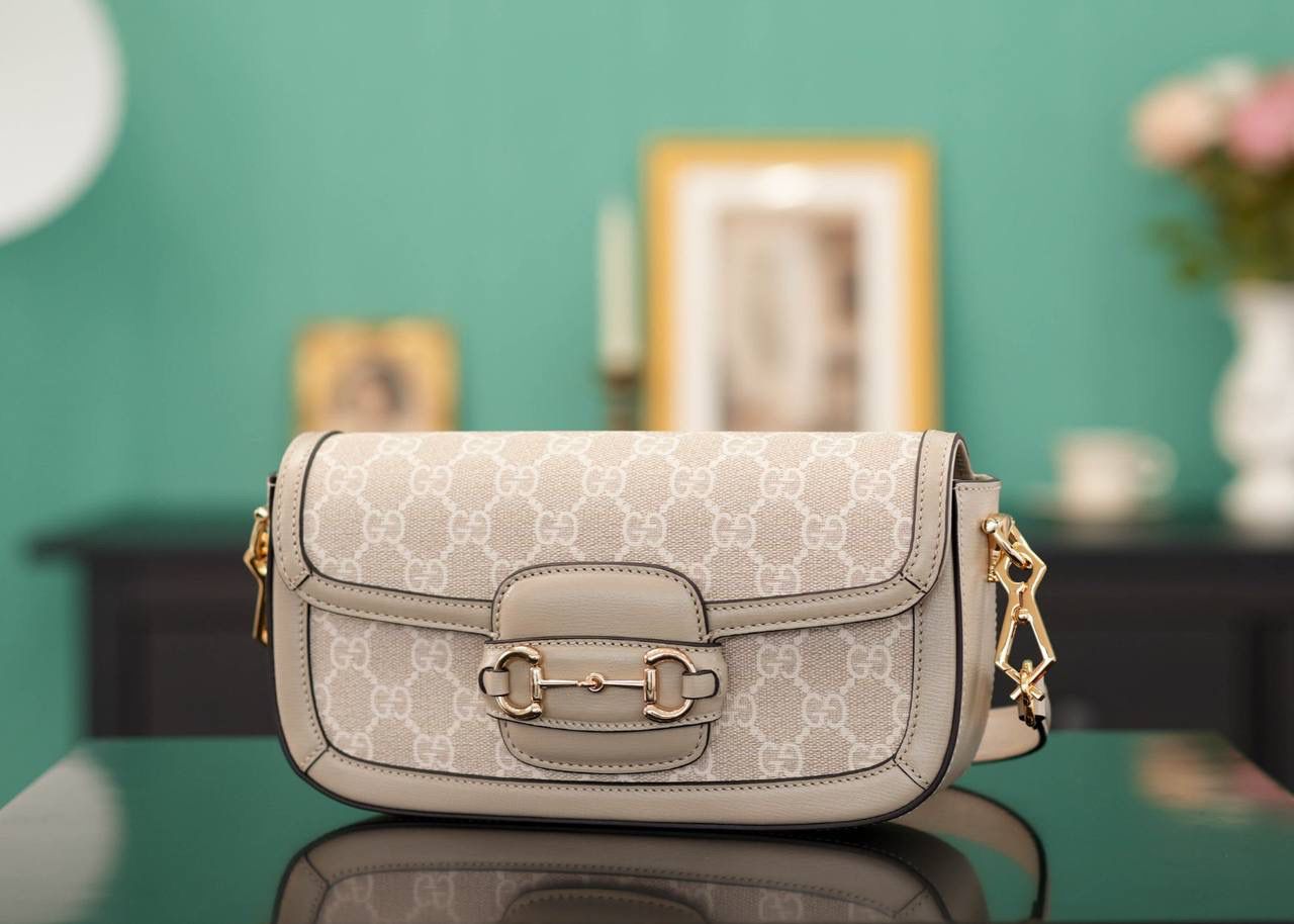 Gucci Horsebit 1955 Shoulder Bag in Beige and White