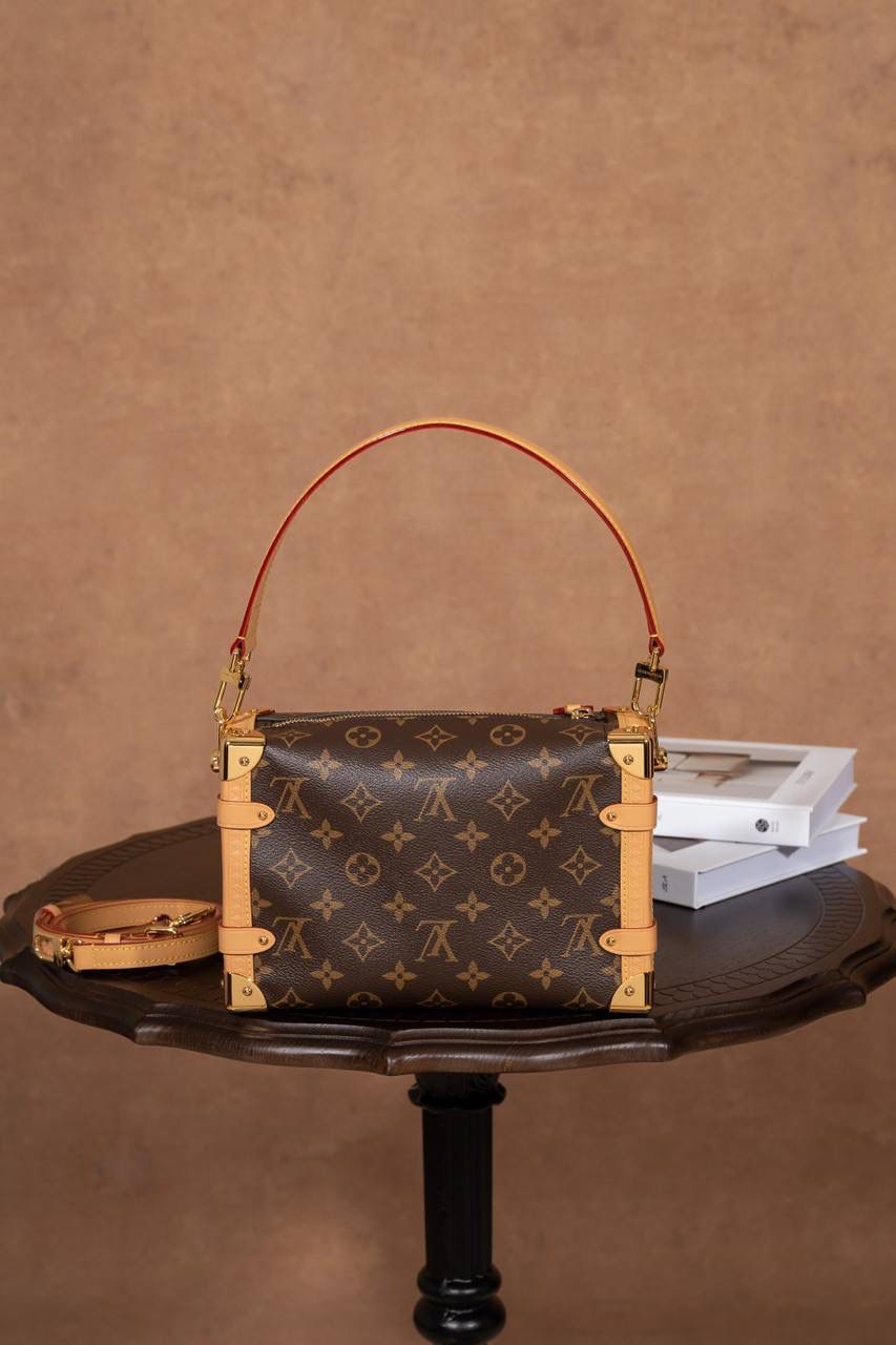 LV SIDE TRUNK🎀 用的是 A+ 级全钢五金，结实又耐用，拿在手上很有分量感，看起来就很 luxe。再配上 进口高弹面料，摸起来舒服，还有一点点光泽感，整体很时尚💖 包装是 全套包装，感觉真的很有档次，送人或自己用都很可以～ 中号：尺寸 21 × 14 × 6cm 小号：尺寸 18 x 12.5 x 8cm 大小刚刚好，小巧但很实用，出门背超方便💯👍 不管是材质、设计还是包装，都看得出很用心，走的是 质感路线。 这款包就是那种：低调但很有品味，越看越喜欢的类型～👜✨