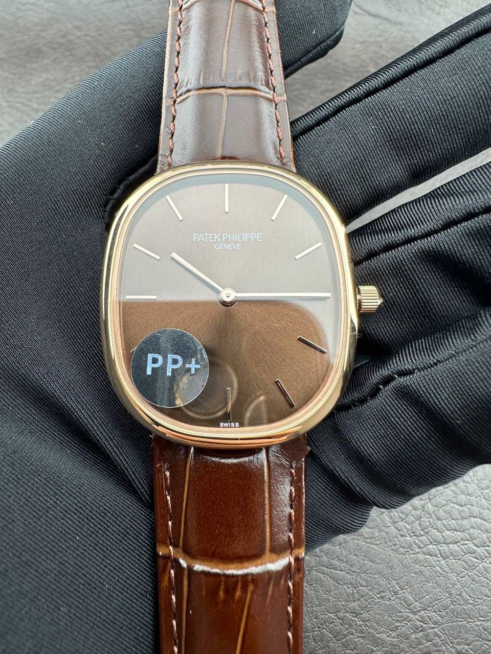 PP➕ Factory2025新品首发｜百达5738系列 68克配重版 复刻经典，更胜经典——GOLDEN ELLIPSE 黄金椭圆腕表重磅登场！ ✅ 黄金分割美学重塑：遵循1:1.6181经典比例，34.5MM×39.5MM椭圆表径搭配7.7MM纤薄厚度，复刻古典韵味与佩戴舒适度。 ✅ 316L精钢表壳：介于圆形与矩形之间的别致椭圆轮廓，还原原版线条张力，质感细腻出众。 ✅ 3D立体云贝母表盘：专属浮雕打印工艺，折射神秘深邃光泽，告别市面暗淡平庸款，上手自带高光。 ✅ 定制进口小牛皮表带：21X16尺寸对版原配，搭配同型椭圆表扣，与表壳设计遥相呼应，贴合手腕更显格调。 ✅ 9015精准机芯：走时稳定精准，兼顾实用性与耐用性，日常佩戴无压力。 PP➕不做“远观款”，只为呈现最接近原版的真实佩戴体验——从细节质感 to 上手触感，每一处都经得起近距离审视，让经典韵味在腕间完美延续！