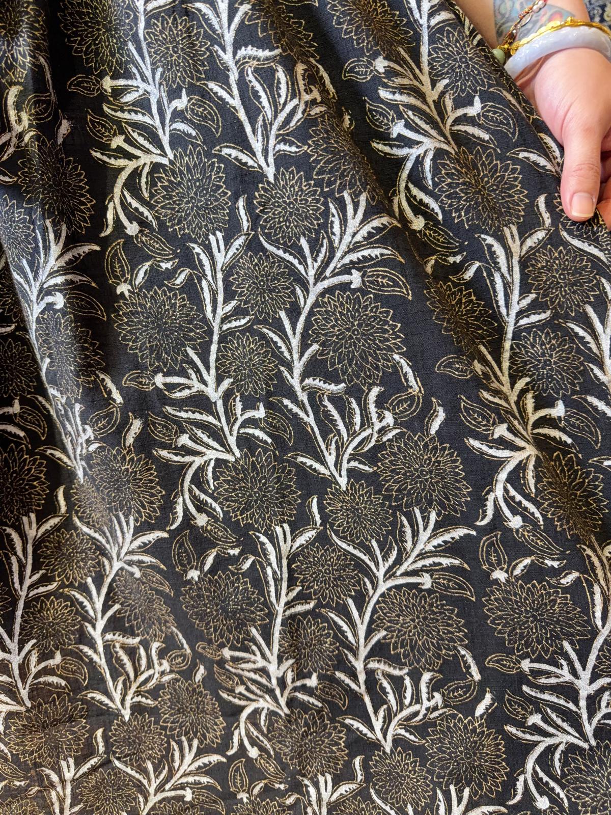 1623 Black Hyangeas V-Neck Sleeveless OP 39"