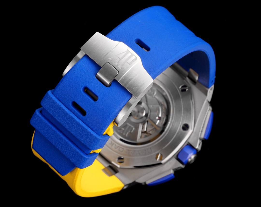 🚀皇家橡树离岸型26400/26238/26470系列正式登场！款式最全，做工最好的爱彼计时款腕表来了，有做工好的顶级货😍💯廉价的小厂货就别去考虑了！ 1，机芯采用12位小秒的定制版3126计时机芯，完美还原原版所有功能。经过精密打磨，大大加强了其稳定性。 2，其中碳纤维系列表壳采用全新碳纤维复合材料——「Carbon TPT® B.4」打造，这种高科技材料比常规 Carbon TPT® 密度提高4%，纤维硬度提升15%，树脂强度提升30%，材料结构经过各项异性优化，保持轻盈同时无比坚韧，提供迄今最强的抗冲击性能。 3，字面颜色均采用目前最先进电镀技术，非几年前的简单喷漆技术。每一个巧克力格纹装饰，通过CNC级别打磨，无限接近原版。 4，同步原版搭载微微活动头粒，胶带采用进口氟橡胶材质，皮带采用美洲鳄鱼皮材质，更加耐磨耐造。