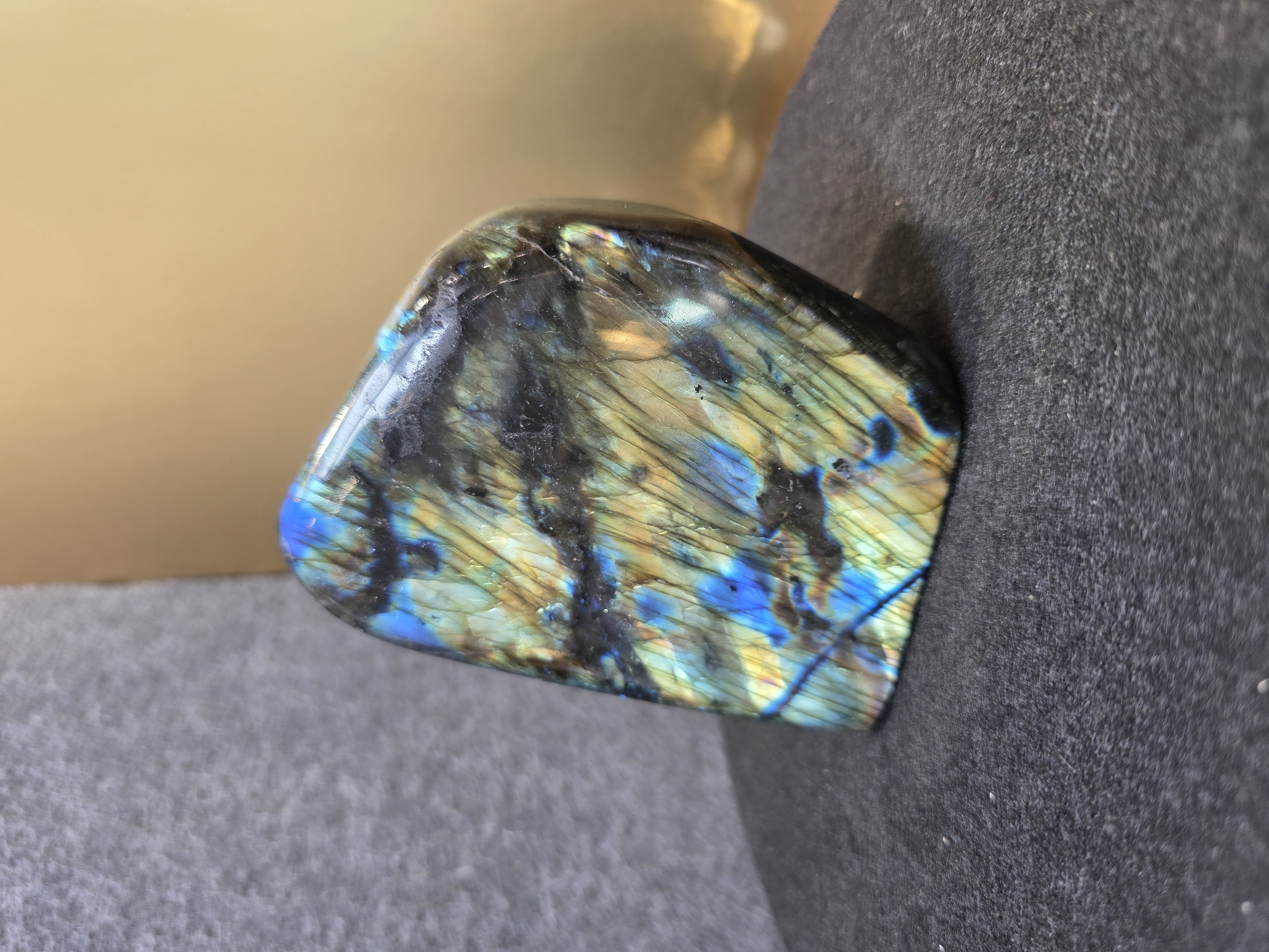 療癒創傷拉長原石(Labradorite)
