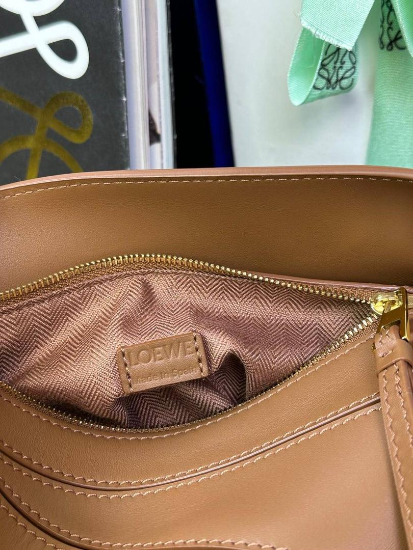 👉🏻迷你𝙿𝚞𝚣𝚣𝚕𝚎 【宽肩带】 迷你平纹/Anagram牛皮手袋👜 尺寸:𝟏𝟖-𝟏𝟐.𝟓-𝟖𝐜𝐦 编码:65222772棕色【配全套礼盒】 秋冬最新爆款上线啦…⤴️ 从手袋的小牛皮革、缝线、背带的金属环扣，内里内衬细节.都换上了最新的饱和单色系，细腻质感，为手袋增添了不一样的视觉魅力🔅