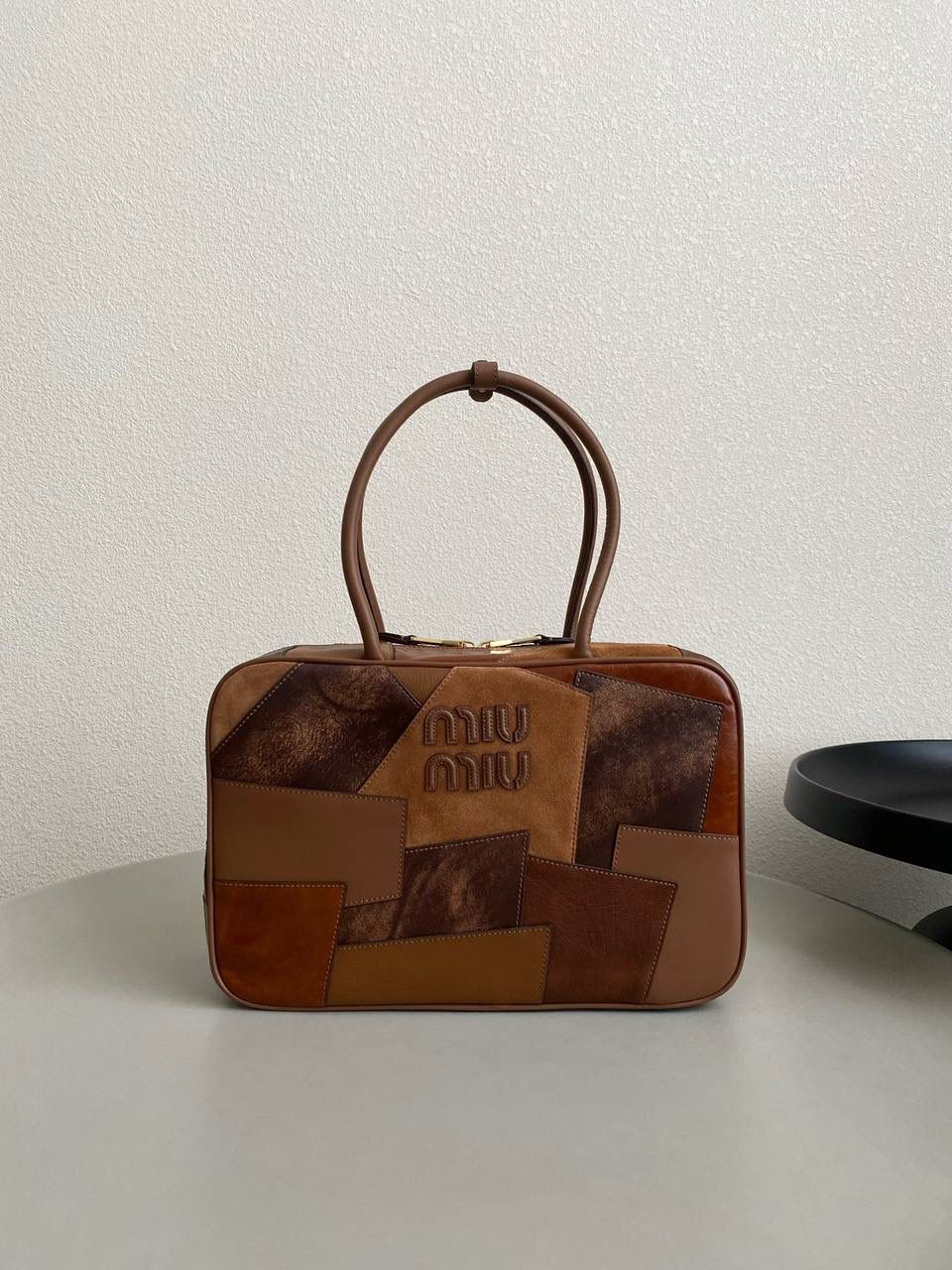 🈶拼接色 𝗠𝗶𝘂𝗠𝗶𝘂公文包，大爆款 这只大火啊！超有腔调的一款 简约精致的设计真的好耐看 不同色系拼接有点流浪感又透着高级 色彩搭配温暖而富有层次 把美拉德复古风拿捏的很到位 整体造型非常慵懒惬意，保证了舒适性和实用性的同时还兼顾了美观性 时尚，非它莫属了！ 23×34×12cm #F0020m