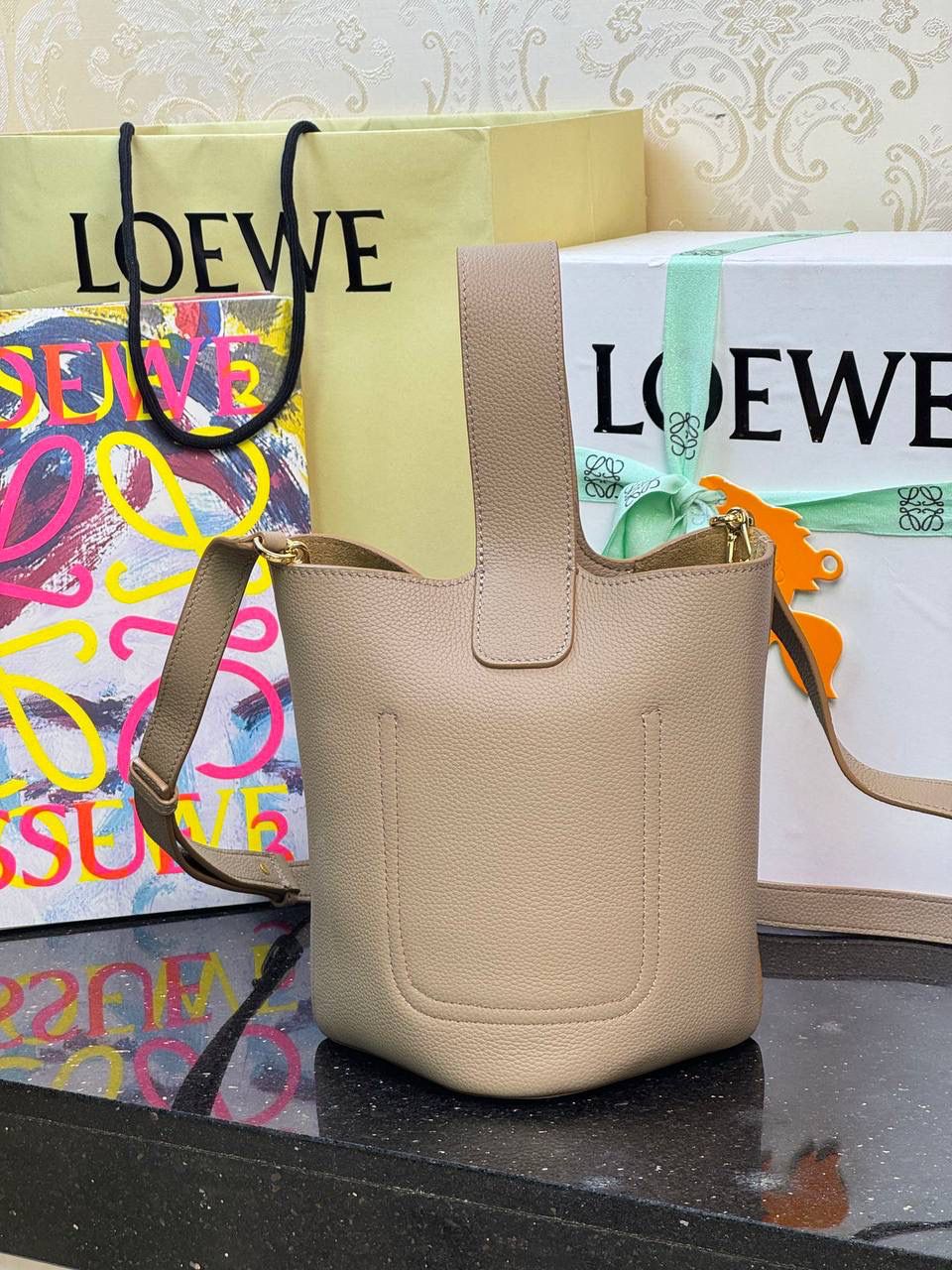 ♥️𝙈𝙞𝙣𝙞 𝙋𝙚𝙗𝙗𝙡𝙚 𝘽𝙪𝙘𝙠𝙚𝙩 ——【米杏荔枝纹】 尺寸：𝟏𝟔-𝟏𝟔-𝟗.𝟓𝐜𝐦 编码：062339 🎈标志性Anagram鹅卵石点缀，配以纯粹简约线条以及瞩目设计风格，诠释全新𝙋𝙚𝙗𝙗𝙡𝙚手袋👜 🎈自带一根🉑拆卸🉑调节的肩带，一包多背，多样化风格，秀场大放异彩😀内里容量超大，日常实用性强👌 🎈配全套专柜礼盒🎁，给你满满的仪式感👀