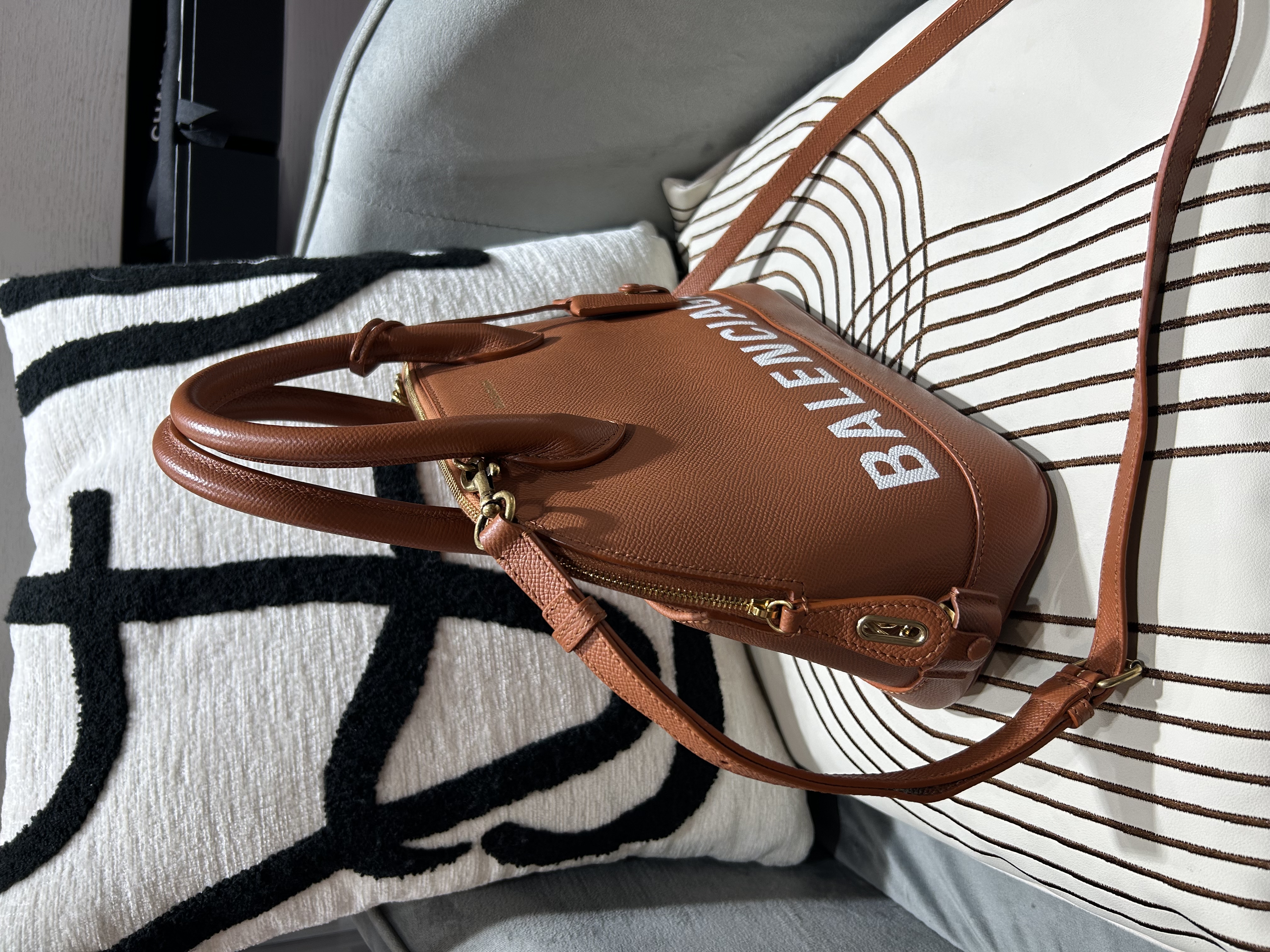 BALENCIAGA Ville Top Handle 2 way bag calfskin,100%Authentic,95%new 
