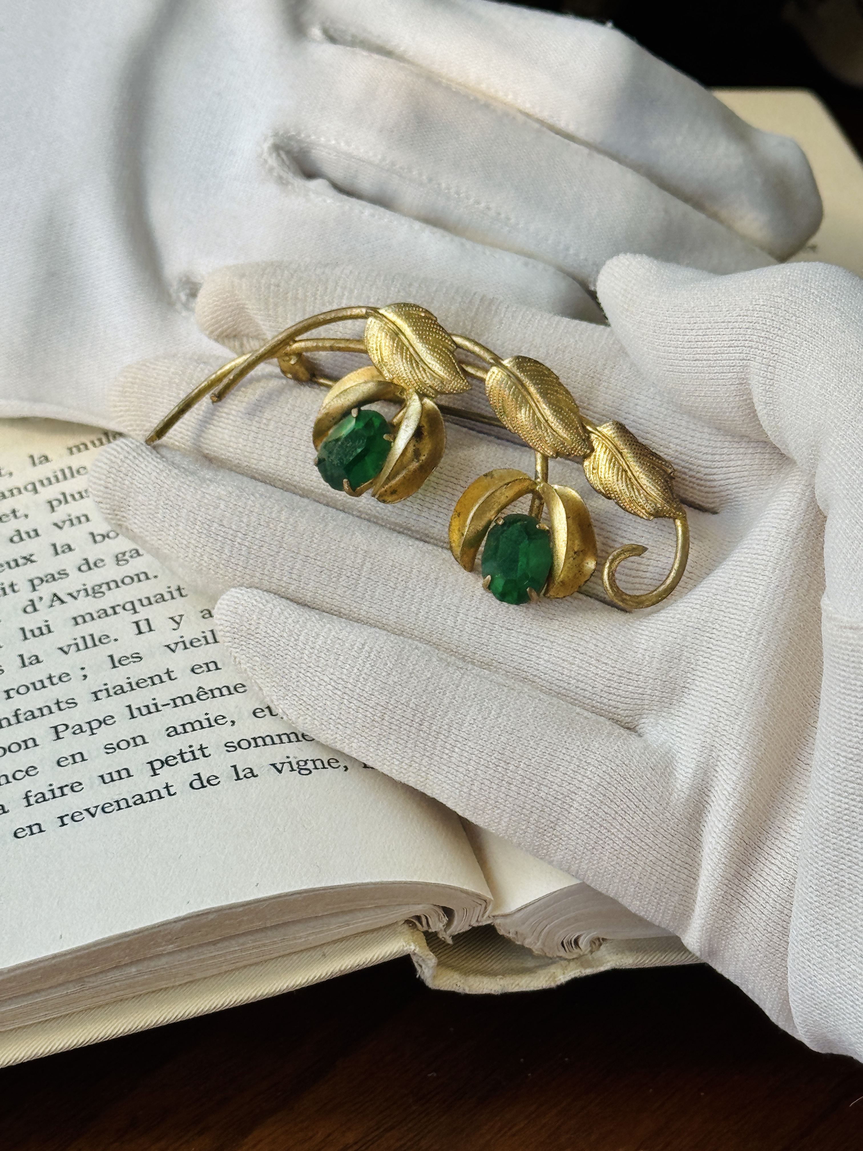Mid-Century Czechoslovakian Green Glass Foliage Brooch (NZ128-2)