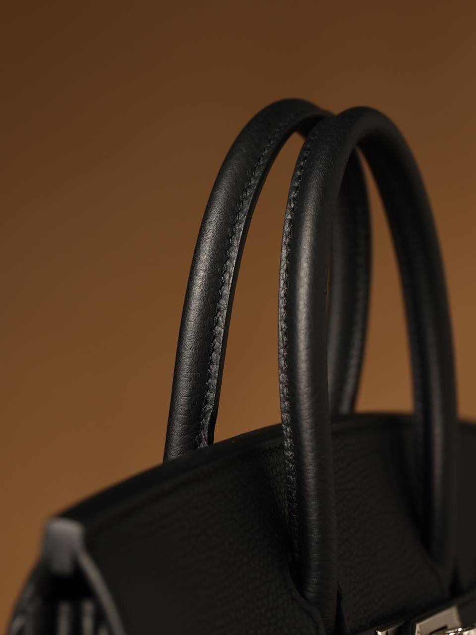 Hermes 爱马仕 Birkin25cm 黑色金扣👜✨ Birkin 独家渠道货 独家欧洲原厂皮原厂五金组装的ZP尾单货 尺寸：20 X 25 X 13CM 尺寸：22 X 30 X 16CM Birkin我们采用的是进口原厂Togo真皮，什么是Togo皮呢？ Togo皮：最经典的Birkin用皮。表面是均匀的颗粒状，类似荔枝纹，有光泽。皮质较硬，容易保持包包的形状，相对较轻，触感比较柔软，耐磨耐用； 我们用的是纯原、原厂皮就是和原版专柜一样的皮！