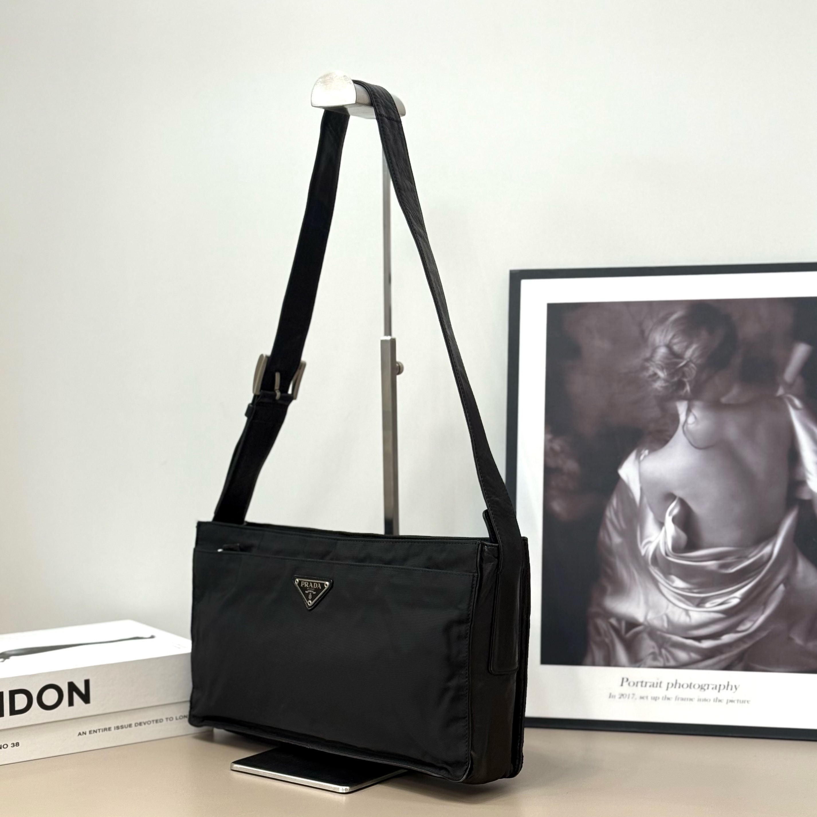 【預訂貨品】Prada黑銀尼龍拼皮雙層郵差包 