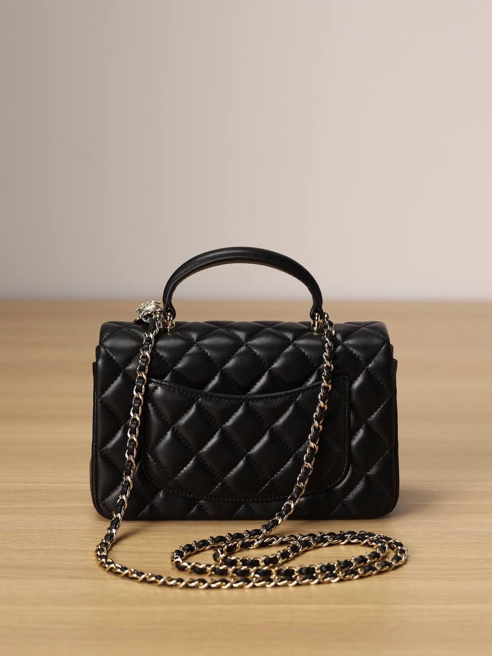 CHANEL 香奈儿小狮子挂件CF handle 手柄手提斜挎包💞👜 这款是黑色羊皮和浅金五金搭配，前面有小狮子挂件绝 handle cf 小羊皮真的很舒服 搭配浅金双C扣 太好看啦🤩五金材质还是一样的渠道来的 五金是市场唯一对版的金扣纯钢原厂材质 五金的贴膜也都是原厂的～ 尺寸:13 x 20 x 7cm.