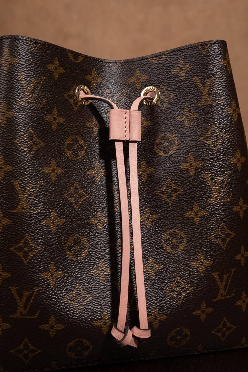 LV水桶包👜✨ 尺寸为 26×26×17.5cm，作为经典著作，它是入门款中备受追捧的单品。1932 年专为承运香槟而设计的酒袋，在当代潮流的洗礼下，化身为蕴含传承之美的水桶包，被尊为“经典之王”。