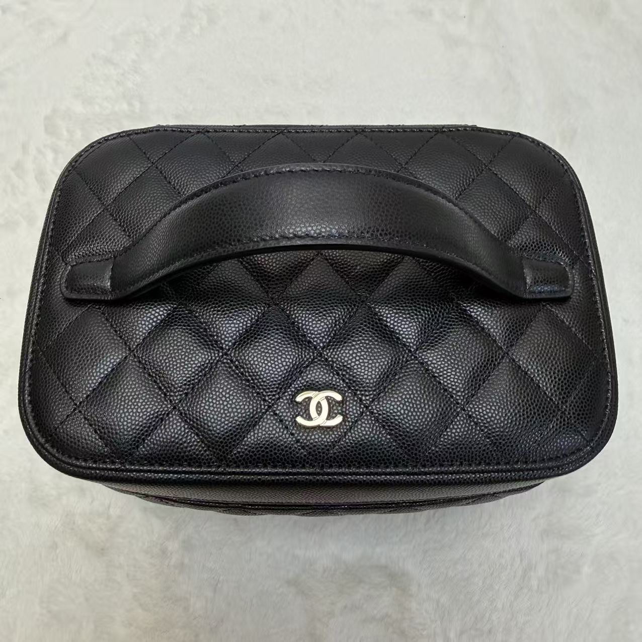 ✨🖤Chanel/香奈兒 化妝盒 黑金 荔枝紋牛皮 內里深紅色 手柄式手提化妝包 經典款時尚手提包 28開帶黑卡🖤