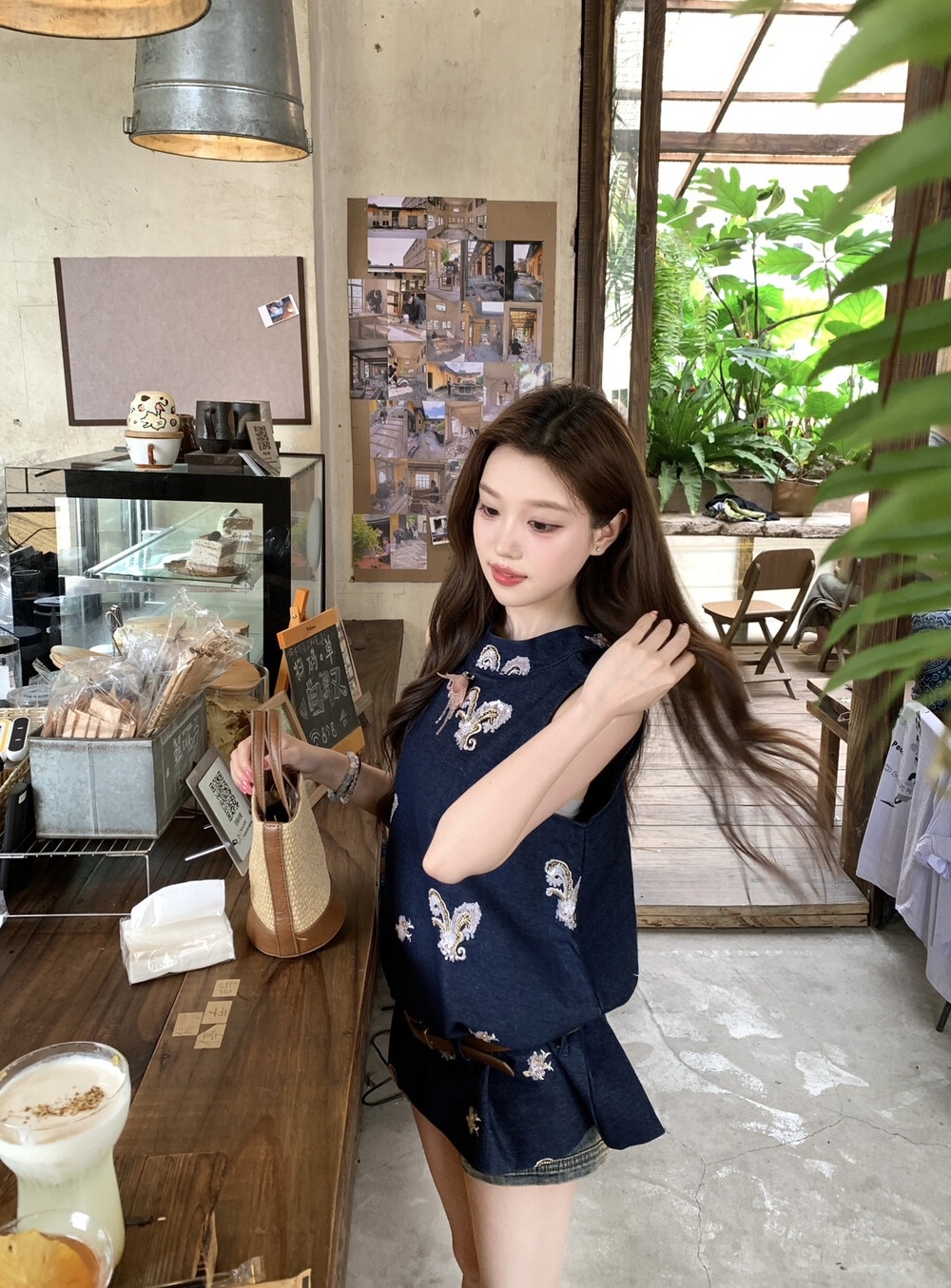 日常感重工刺绣夏季天丝牛仔上衣背心(配腰带,胸针) Sleeveless High Neck Embroidered Denim Top with Belt and Bag coming