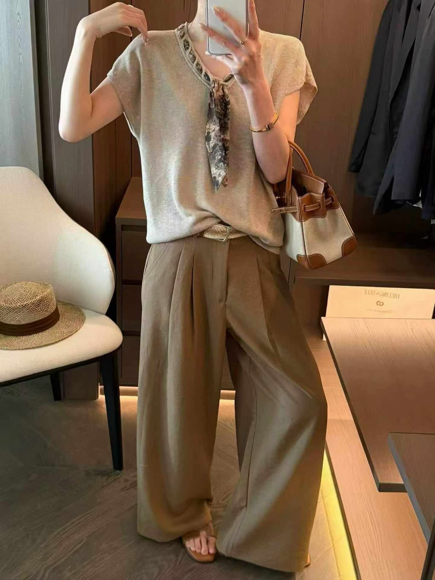 时髦针织上衣Chic Knit Top with Scarf 