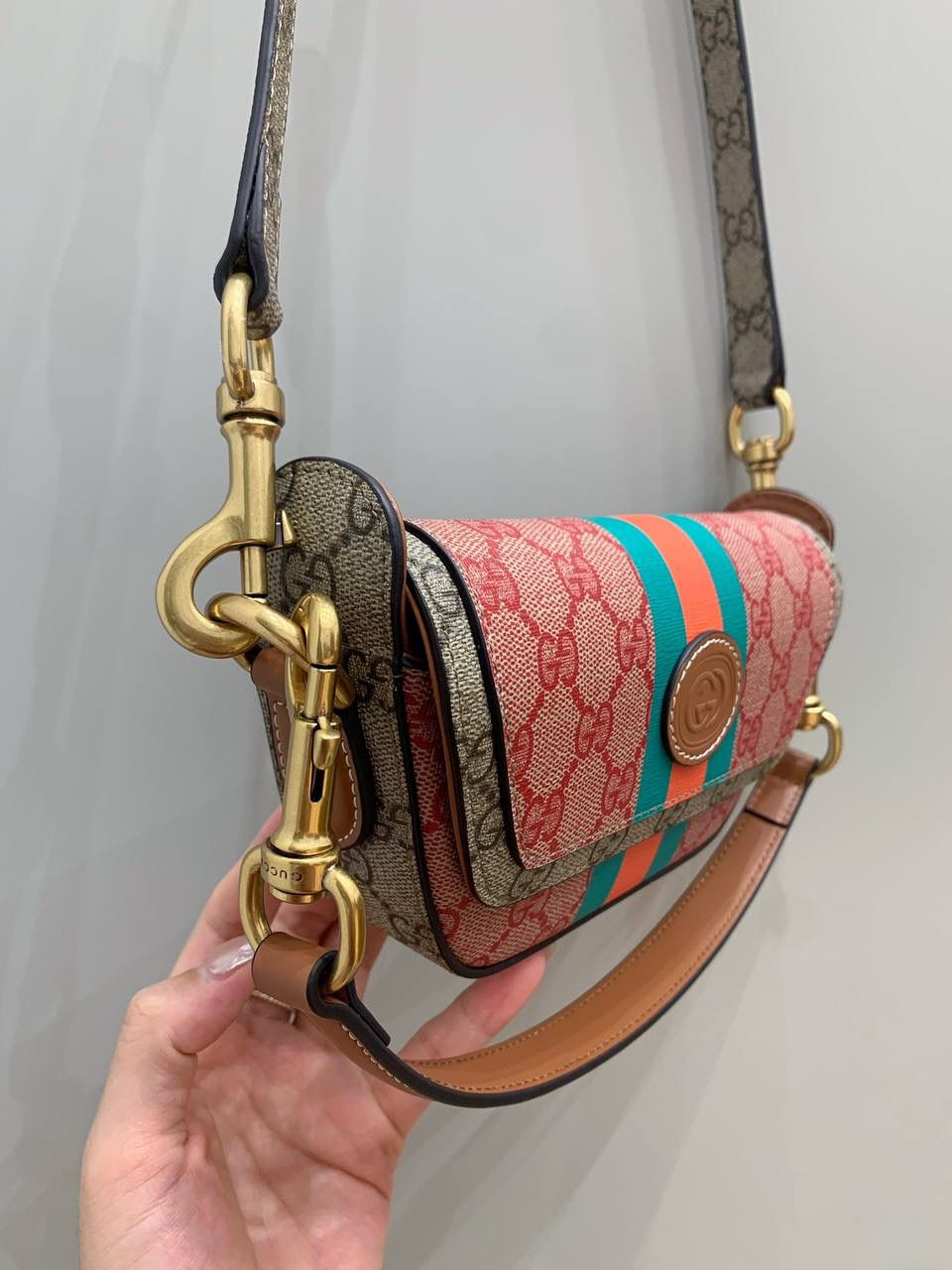 新背景实拍正品级 。👜🔥 夏日多巴胺，我的快乐又回来了！ 整个元素真的是妥妥的中国风， 中国限定款，看这元素就被折服了， 能把多巴胺这么玩的也只有品牌爸爸了， 搭配衣服非常出片， 彩色元素一直都是拍照的最搭神器， 有了它的衬托，图片都是非常出彩！ 型号723762 尺寸18/10/4.5cm