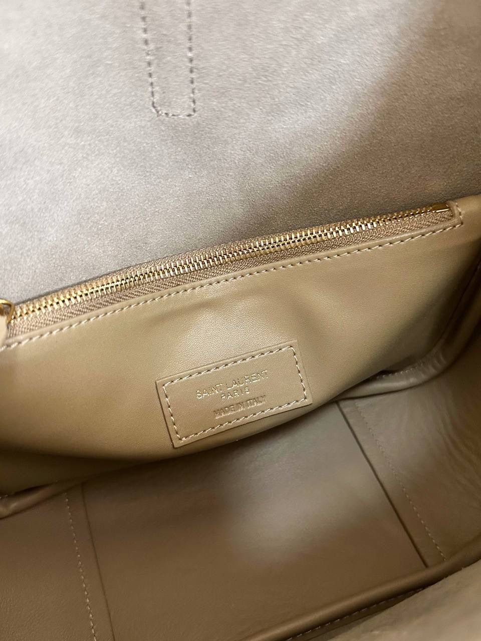 ys1 hobo bag腋下包奶茶色(金扣)🧦 大爆款🔥我和你们说，这只包看着普普通通 但是上身是真的很好看！ 第一次看到他们家有这种慵懒的腋下包 整个包都是柔软的原厂胎牛皮 又轻容量又大，真的很～～好背 这只包的灵魂在于圆滚滚中又有型 市场很多做得太挺括硬朗，那种货打咩啊❌ ZP开发⚠️全套包装哦～ 23×22×8.5cm713938m