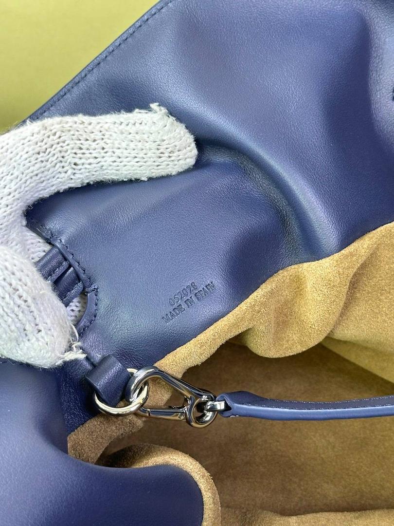 全新升级—𝙁𝙡𝙖𝙢𝙚𝙣𝙘𝙤出货啦✅ ❤️升级版福袋正面新增品牌烫金𝙇𝙤𝙜𝙤代替压印𝙇𝙤𝙜𝙤，肩带加宽同时增加两侧狗扣五金代替原本皮穿扣肩带，精致又便捷🥰 ❤️独家定制皮料五金，小牛皮皮质手感十分柔软且耐用，肩带🉑拆卸🉑调节，多种背法任你选择，容量超大，日常出行必备😍 ❤️独家品控，完全对版细节，全套礼盒🎁包装给你满满的仪式感🥰 中号尺寸：𝟯𝟬-𝟮𝟰.𝟱-𝟭𝟬.𝟱𝗰𝗺 款号：052028 深邃蓝【配全套礼盒】