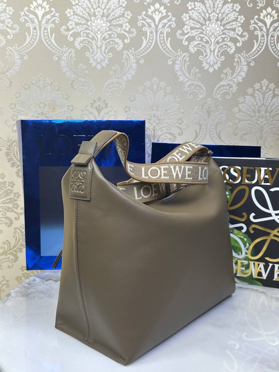 *𝐂𝐮𝐛𝐢 🍓2024最新款 大号斜挎包😎 尺寸:𝟒𝟒-𝟏𝟖-𝟑𝟎cm 编码:062353冬季棕 宽敞且柔软的cubi手袋，光滑细腻，可任意折叠体形，配有Anagram刺绣提花肩带。 肩带可调节，可斜挎或侧背，拉链封口，人字纹棉质帆布衬里，内里可置放13/14寸笔记本电脑~